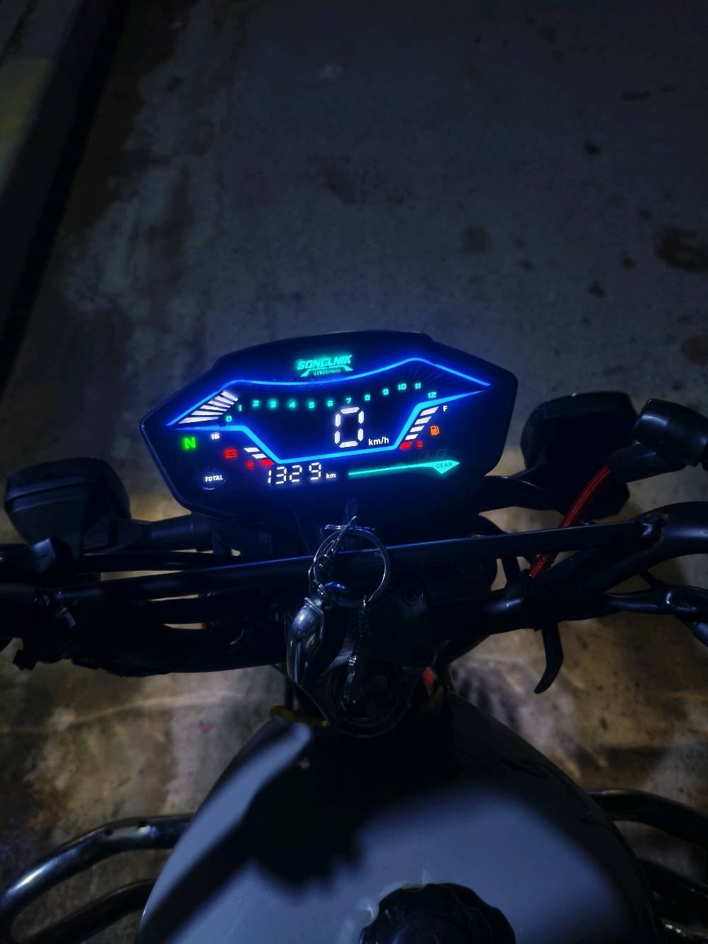 دراجة نار جديدة للبيع من نوع Sonclini، موديل 2026. تتميز بمحرك 200 سي سي قوي ومقاعد مريحة، بالإضافة إلى لوحة تحكم إلكترونية حديثة. مثالية للقيادة في المدينة أو الرحلات الطويلة. الإضاءة الأمامية والخلفية LED لزيادة الأمان أثناء القيادة في الليل.