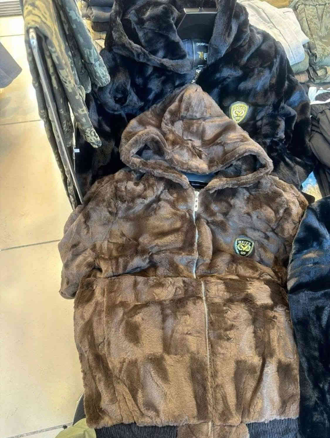 سلام عليكم زبائن الكرام وصول وجبه جديده قماصل 
فرو الصلي ماركه 🤫
داخل محلات ازياء علي الطيب 
بابل محاويل ناحيه الامام مقابل مطعم الشلش 
جمله مفرد 
فقط جديد 💥
تصل بنا على الارقام التاليه *********** واتساب 🙏
***********
***********
***********
فقط يم عالم المركات 
ازياء علي الطيب
