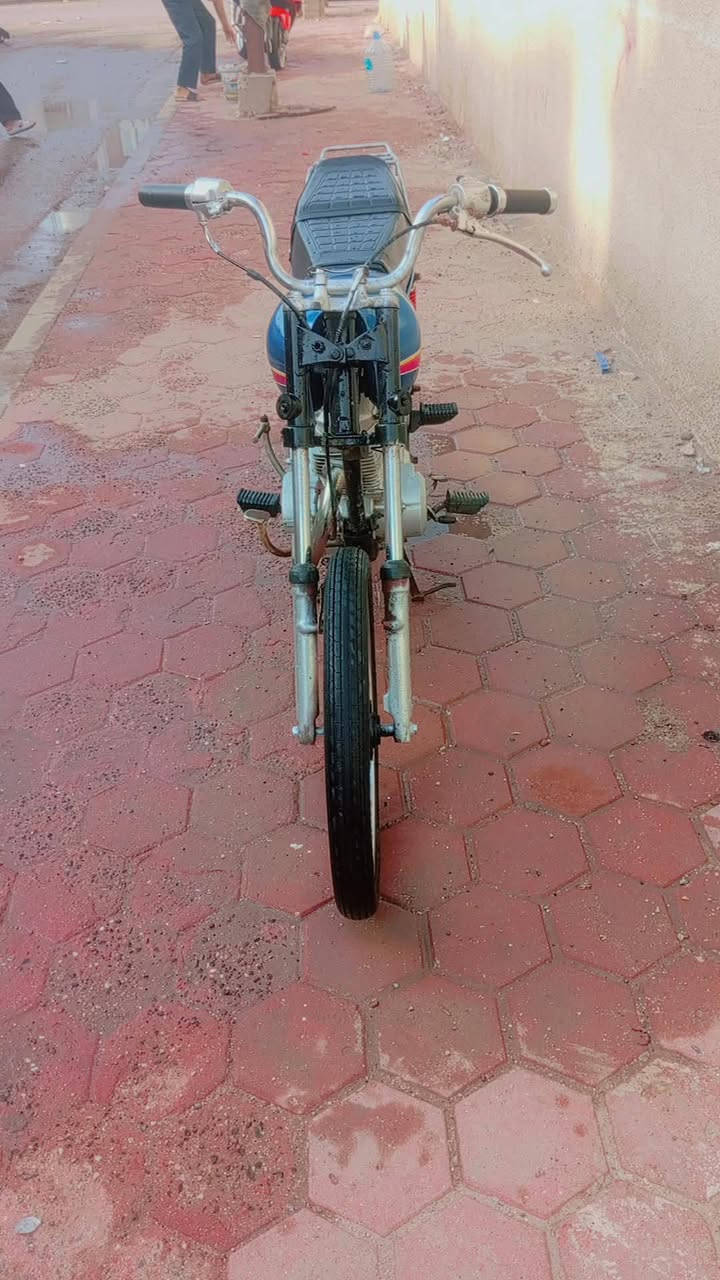 سلام عليك درجه لبيع كلك درجه حلوو ونضيفه وماا متعوبه الله شاهد من شغل لبيت ماا طلع بيه خااف عليهه وتجي وتفحص درجه رزنه بل مشي سعر 325 وشرط فحص مكاني البصره طويسه رقمي ***********
