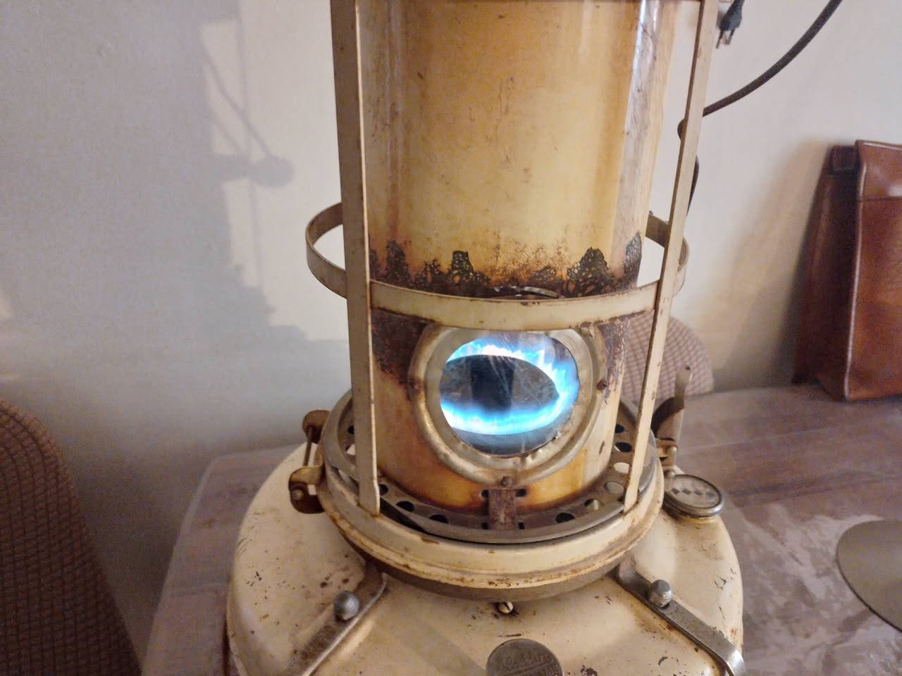 السلام عليكم صوبه علاءالدين ايراني قديم جامتين السعر ٨٥الف بغداد  الحربه
***********
