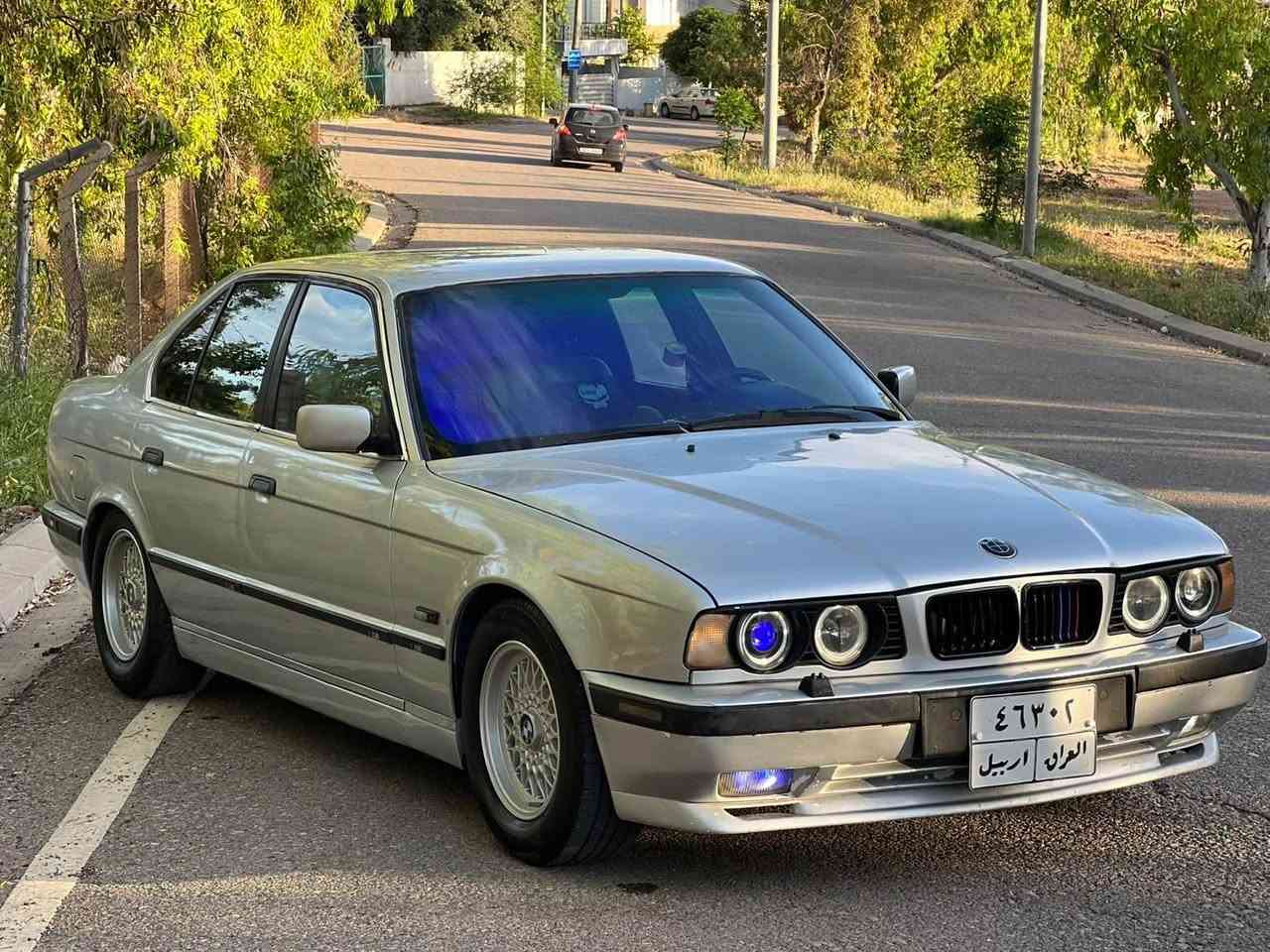 BMW 525 iA 1992 
سەیارەکە لە ٢٠٠١وە لای خۆمانە بە ناوی خۆشمانە 
فول فولە بەس سلاید نیە بیلاد 525 تۆماتیکە چوار جام کارەبایە تەبرید ساردو گەرم مەزبوتە سوکان کارەبایە چوار ویل حەسیری بیلادی لە ژێرە لۆک تایە ٢٢٥ لۆک بێدەعمە سەیارەکە چەکوچی پێوە نیە کامل بۆیاخ کراوە بۆ جوانی بۆ عەیب مەگڕێ دینار مەسرەفی تیا نیە تەحویل وەکالە بەشەرت گێڕو مەکینە بە شەرت موسو بڕاوە بە شەرت   لەکۆیەم
***********وەتسئەپ و ڤایبەریشی لەسەرە. كويسينجاك, أربيل
