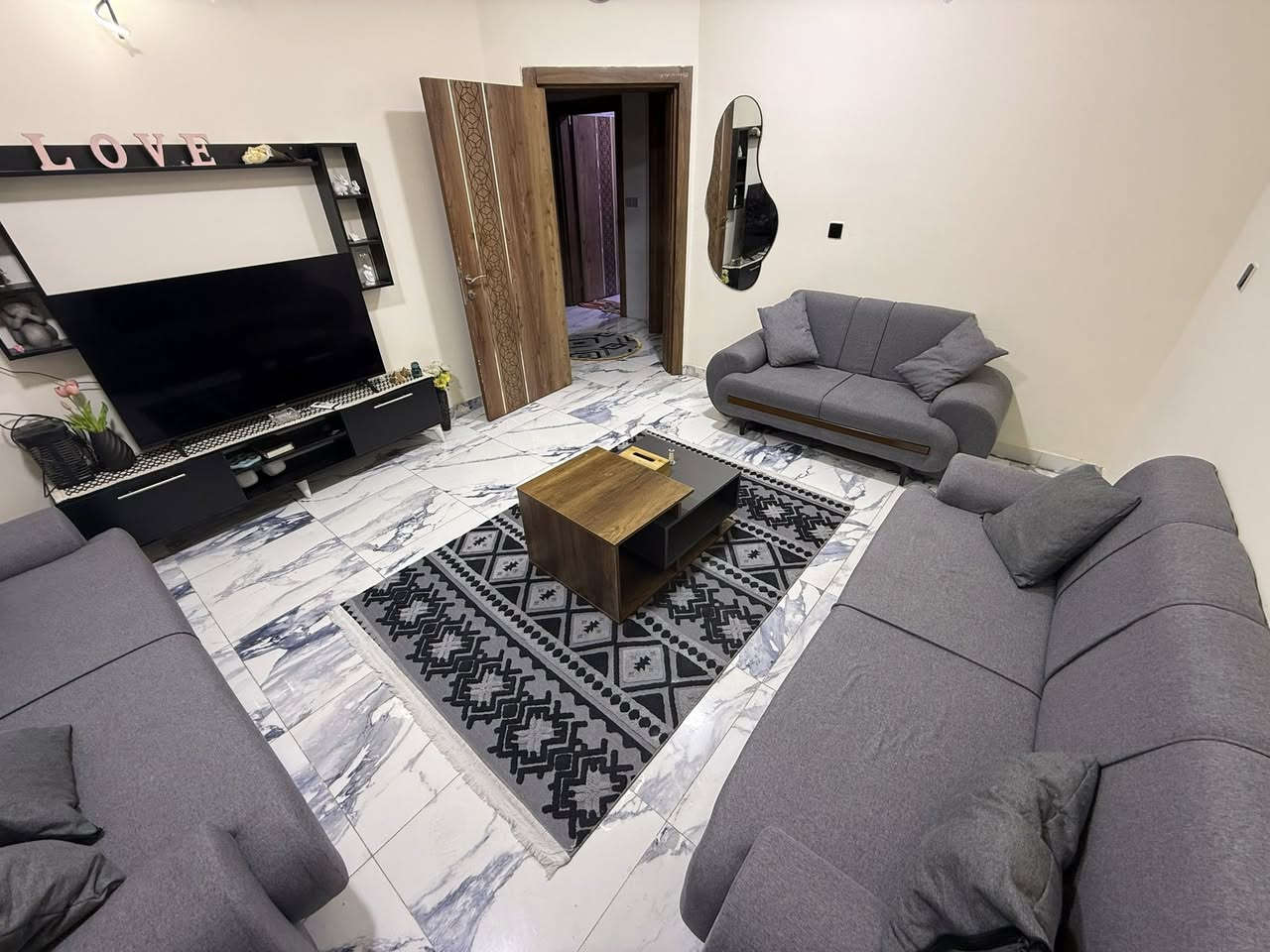 شقه لل ايجار مساحة 80 متر في الكرادة قرب ساحة كهرمانة فرع مستشفى الماس الاهلي بناية الشيد 5 طابق ارضي
كراج تحت الارض وسكيرتي وخدمات نفايات 
صاله وغرفتين نوم وحمام ومطبخ 
مؤثثه بل كامل  
3 اشهر مقدم معى تأمينات 
عقد 6 اشهر او سنوي
ثريات وسبالت
***********
