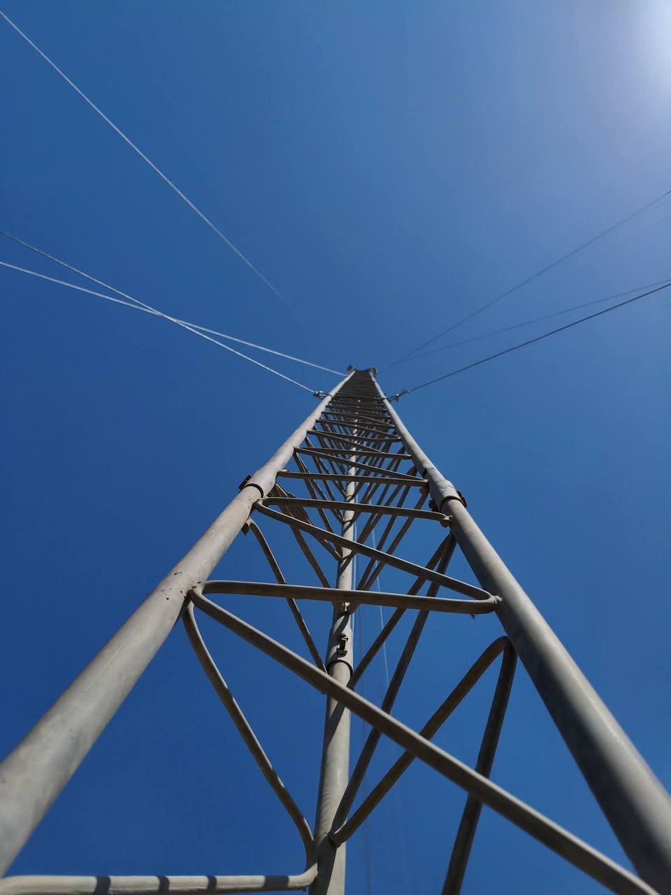 تحيه طيبه تم تفصيخ ونصب برج في محافظة الديوانيه يتوفر كادر عمل جميع المحافضات مع جميع المواد قفايص براغي سلك حديد باسعار مناسبه ***********
