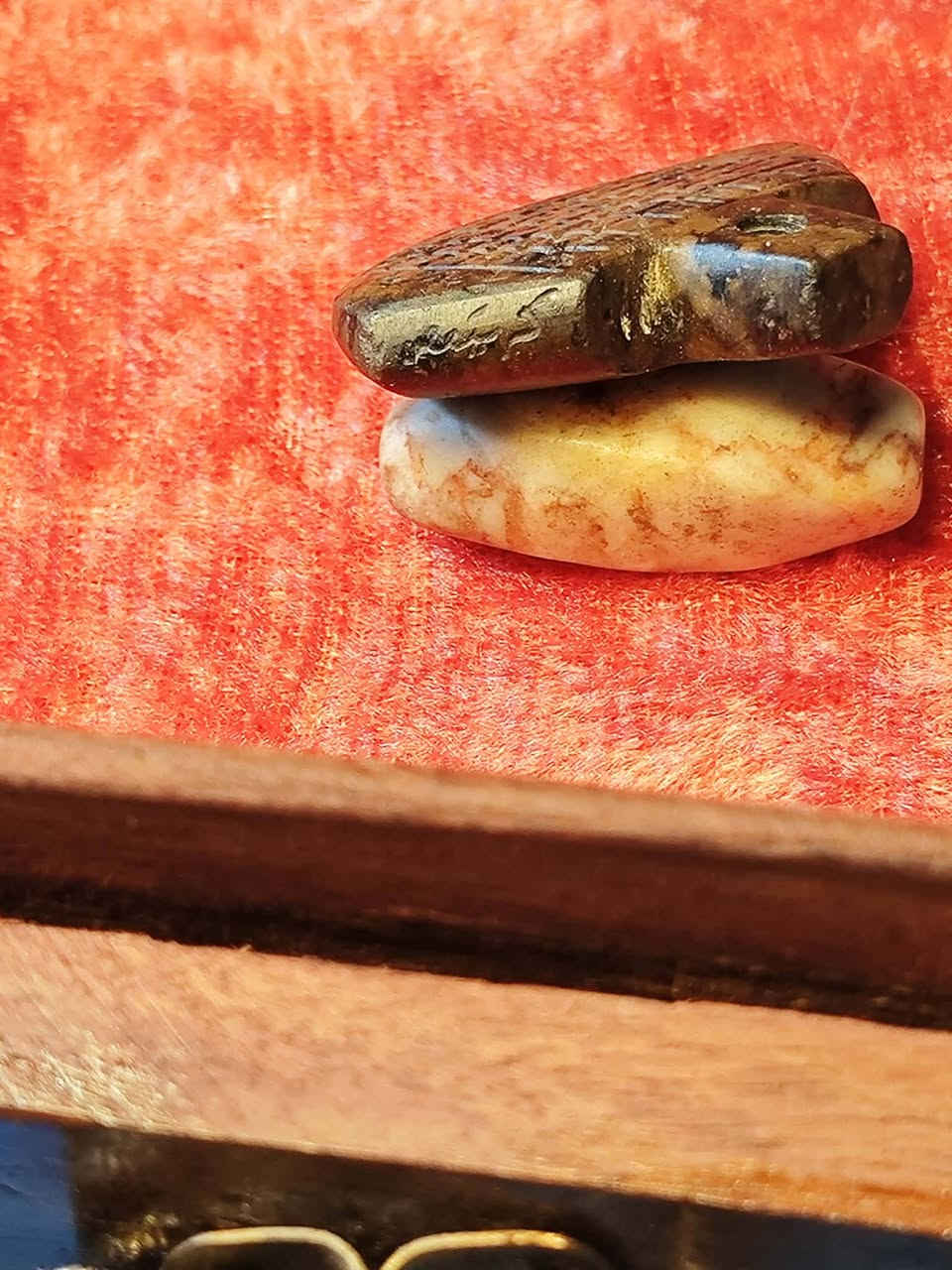 قلادة حجر عباس اباد الافغاني قديم
حجمه كبير وزنه ثگيل تقريبا ١٠ غرام 
اصلي شرط الضمان 
السعر ٧٠ وبي مجال 
منحوت عليه ياحافظ ياحليم 
ياكريم يارحيم 
گهيعص
كلمات جذب بركة لحامل القلادة
يوجد توصيل 
للاستفسار خاص


**إذا كنت صاحب هذا الإعلان وتريد حذفه لأي سبب، رجاءا أرسل رسالة إلى الدعم الفني**