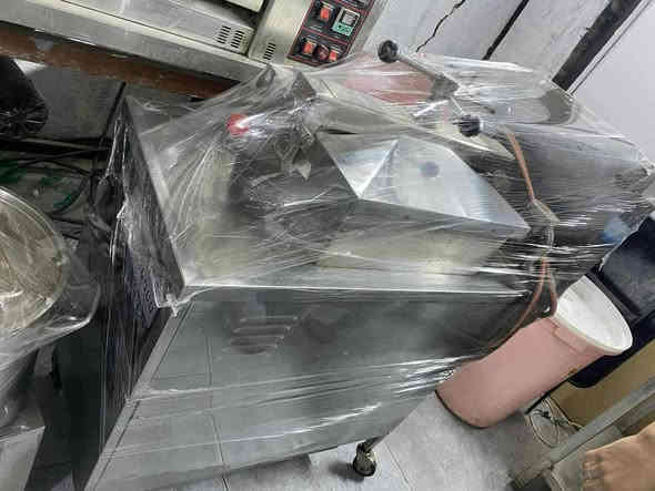 السلام عليكم متوفرة أدوات مطعم مستعملة استعمال ٣ اشهر مكاني كربلاء طويرج  بعد اكو هواي غراض ممصورهن خابرني و انطيك تفاصيل ***********
