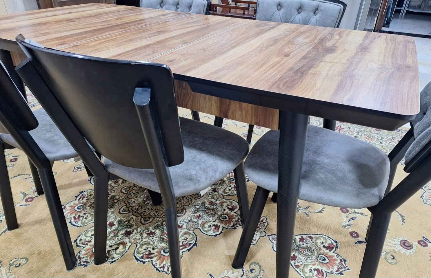 رغم ان سعر الميز ع شرائه كان مكلف جدا (مليون دينار) الميز تصميم هوم سنتر يعني جودة و أناقة و شي راقي و هو نضيف و سليم و بدون أي ضرر مثل ما تشوفون بالصور لكن قررت أنزل بالسعر قدر المستطاع بسبب كثرة شكوى الزبائن عن السعر ( مع اني خسران بي ٦٠٠ ) لكن مع ذلك تقديرا لطلب الكثير من الناس و بمناسبة حلول شهر رمضان الكريم قررت أنزل السعر من ٤٠٠ الى ٣٥٠ 

رمضان كريم على الجميع و صيام مقبول مقدما


**إذا كنت صاحب هذا الإعلان وتريد حذفه لأي سبب، رجاءا أرسل رسالة إلى الدعم الفني**