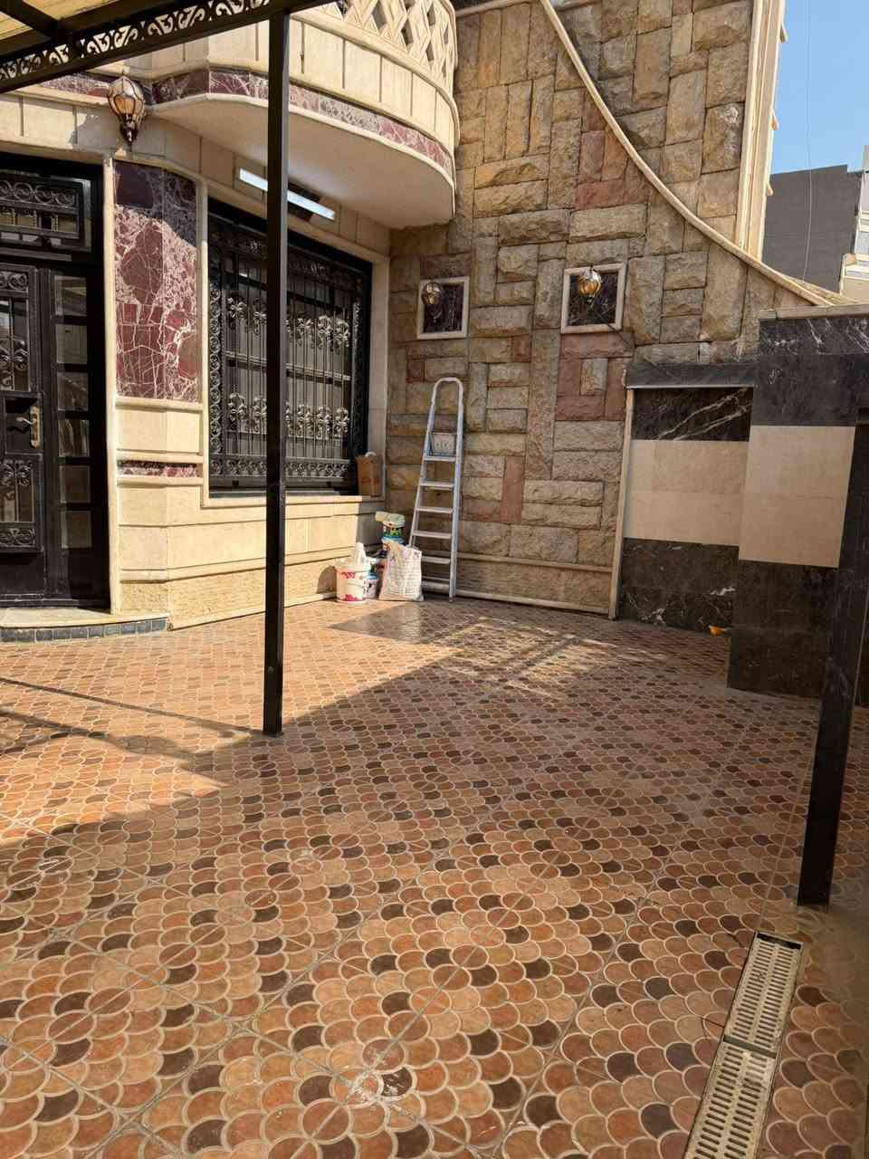 للبيع 200  متر  واجهة  8 
7 غرف نوم 
3 طوابق 
السعر   825  مليون    وبي مجال 
بناء  درجه اولى مودرن 
طابو صرف سكني 
السيدية شارع الخيزران خلف جامعة الشعب 
مع تشجير خلفي 80 متر 
الاستفسار الاتصال على حليم   ***********
