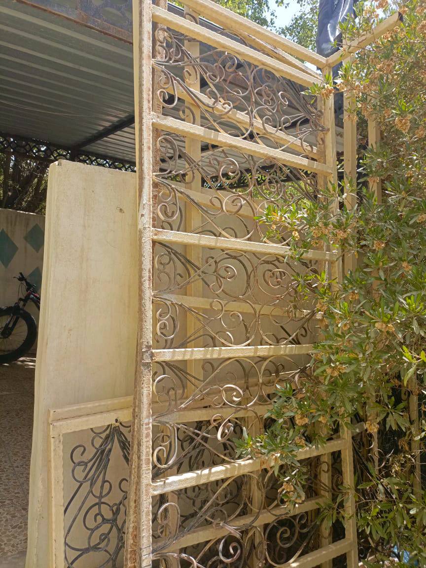 باب دفتري قياس2 متر وربع وعرض 4ونص سعر 200محجرات عدد اربعه كبير أبو نقش سعر 150كتيبه واجهيه ترهم لمحل قياس 3متر ارتفاع وعرض 3 سعر 100 