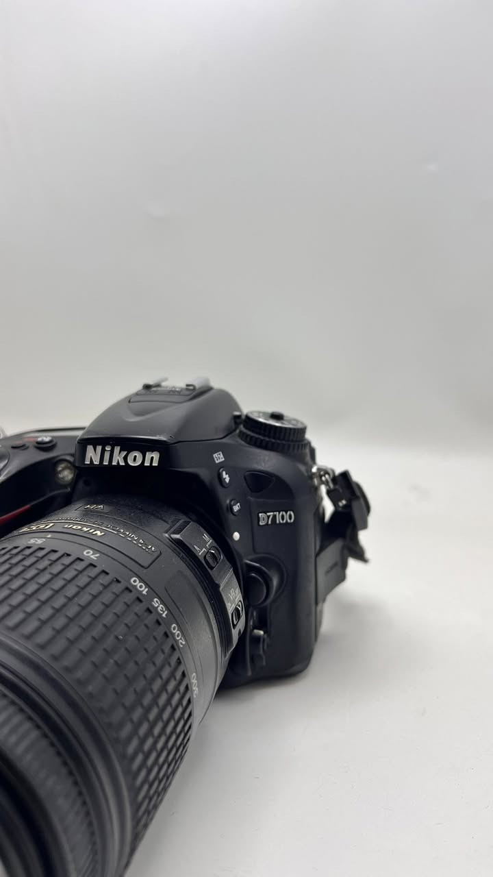 السلام عليكم كامره نيكون 7100 للبيع 
شترها ١٧k 
ملحقات جنطه شاحنه بطارية هود
 السعر 400 الف قفل  
 مكاني ناصريه سوق الشيوخ ***********
