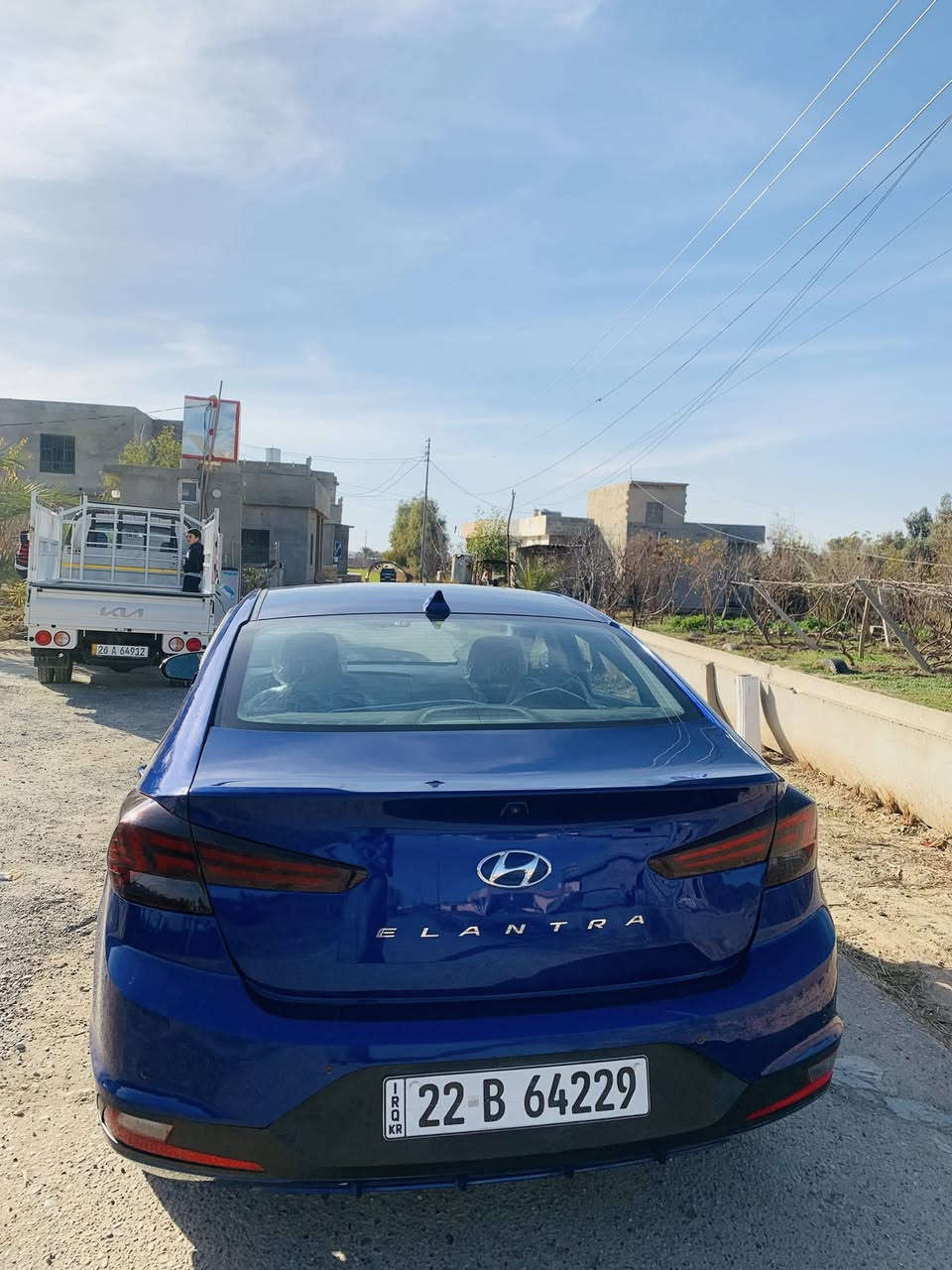 السلام عليكم
 النترا 2019 لون ازرق 
ضررها بنيد وجامرلغ مصبوغات
بصمة 
تحكمات ستيرن 
تدفئة كشنات 
رادارات
تدفئة تبريد
فتحة سقف
***********
