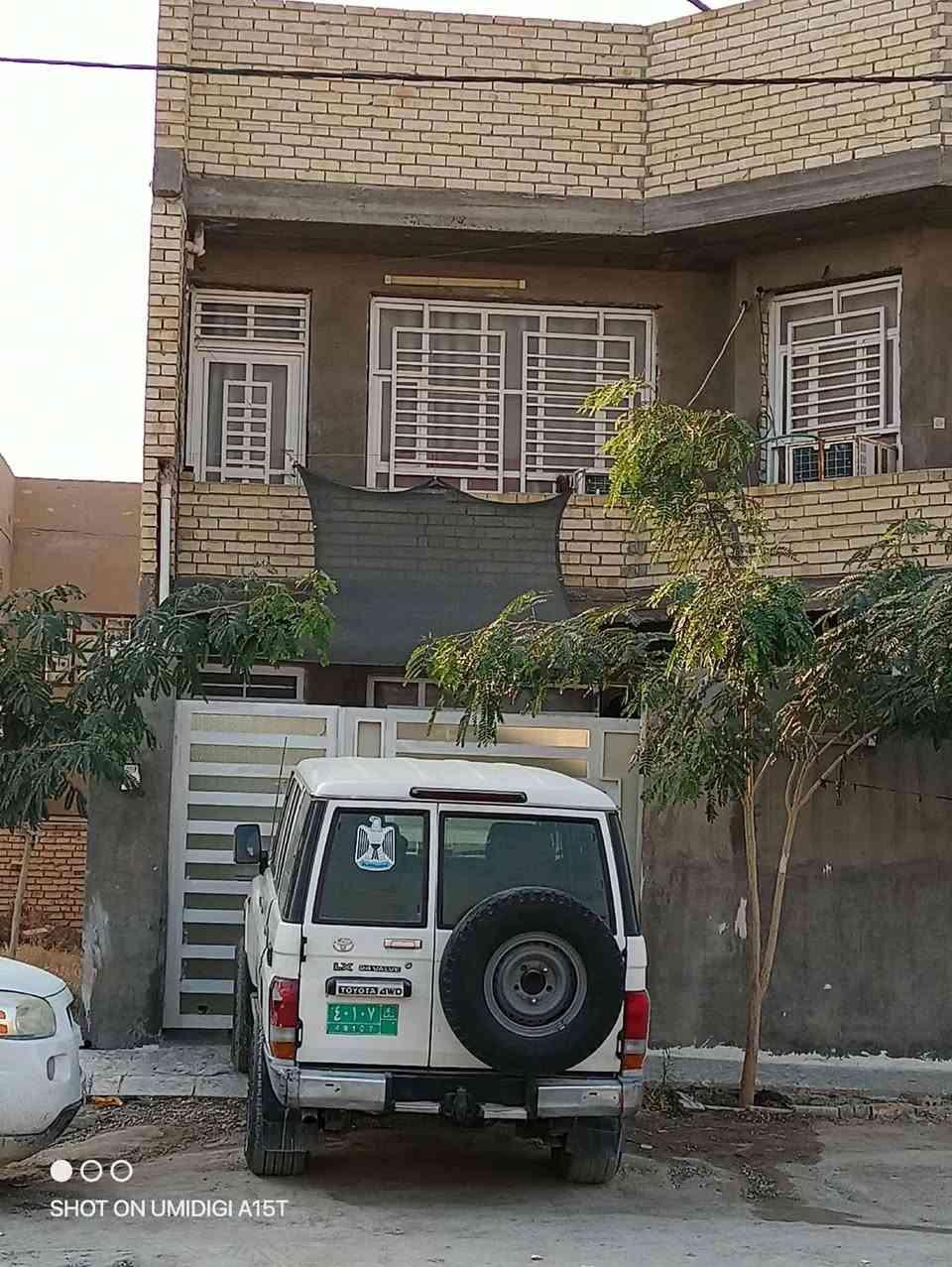 السلام عليكم
بيت للبيع المساحة 200 متر  الواجهة 10 والنزال 20 الموقع مميز في سبع البور  الضباط الجديدة  رقم العقار 16،920
نافذ على شارع 60 وعلى شارع 40 في سنتر سبع البور ضهر البيت مستشفى الجوادين والقطاع الصحي بالقرب من مطبعة الرواد 
البيت بناء حديث سنة 2023 البيت كامل من كل شيء 
تأسيس كاميرات دفن
مدخل البيت ابواب قاصة
تاسيس سبالت دفن
تاسيس ستلايت دفن
ابواب الغرف خشب تركي درجة اولى
شتايكر كامل كل اسطح البيت 
الارضية كاشي عراقي 
تاسيس غسالة اوتوماتيك
مطبخ حار  مع مطبخ بارد
الطابق الارضي سيراميك من الارضية الى السقف
يحتوي الدار على 3 حمامات مساحة كل حمام 4×2.5 ويحتوي على كراج سيارة  
واربع غرف نوم ومطبخ كبير واستقبال كبير  وهول للضيوف 
نقص البيت فقط واجهة مابي
 السطح والمناور  وخارج البيتونة ملبوخ كامل
البيت متعوب عليه سند بأسمي اجازة بناء طابو صرف على طاپو الكاضمية 
هدية مع البيت الكاونتر مع سخان 
السعر ع الخاص او الاتصال على الرقم ***********
اسف لعدم ذكر السعر بسبب اصحاب التعليقات السلبية
