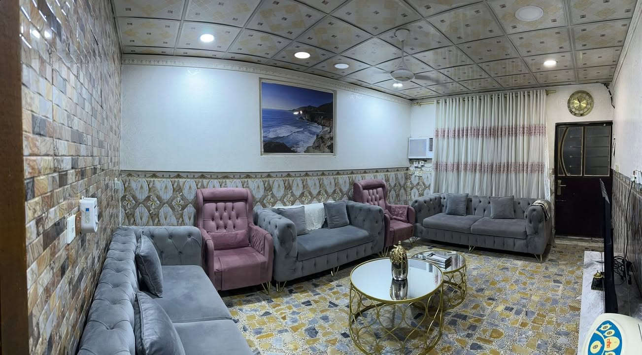 السلام عليكم 
بيت تجاوز للبيع مع الاثاث، المساحه 100، غرفه ومطبخ وحمام وصاله وطرمه وطابق ثاني مخزن فقط 
للاستفسار ***********
