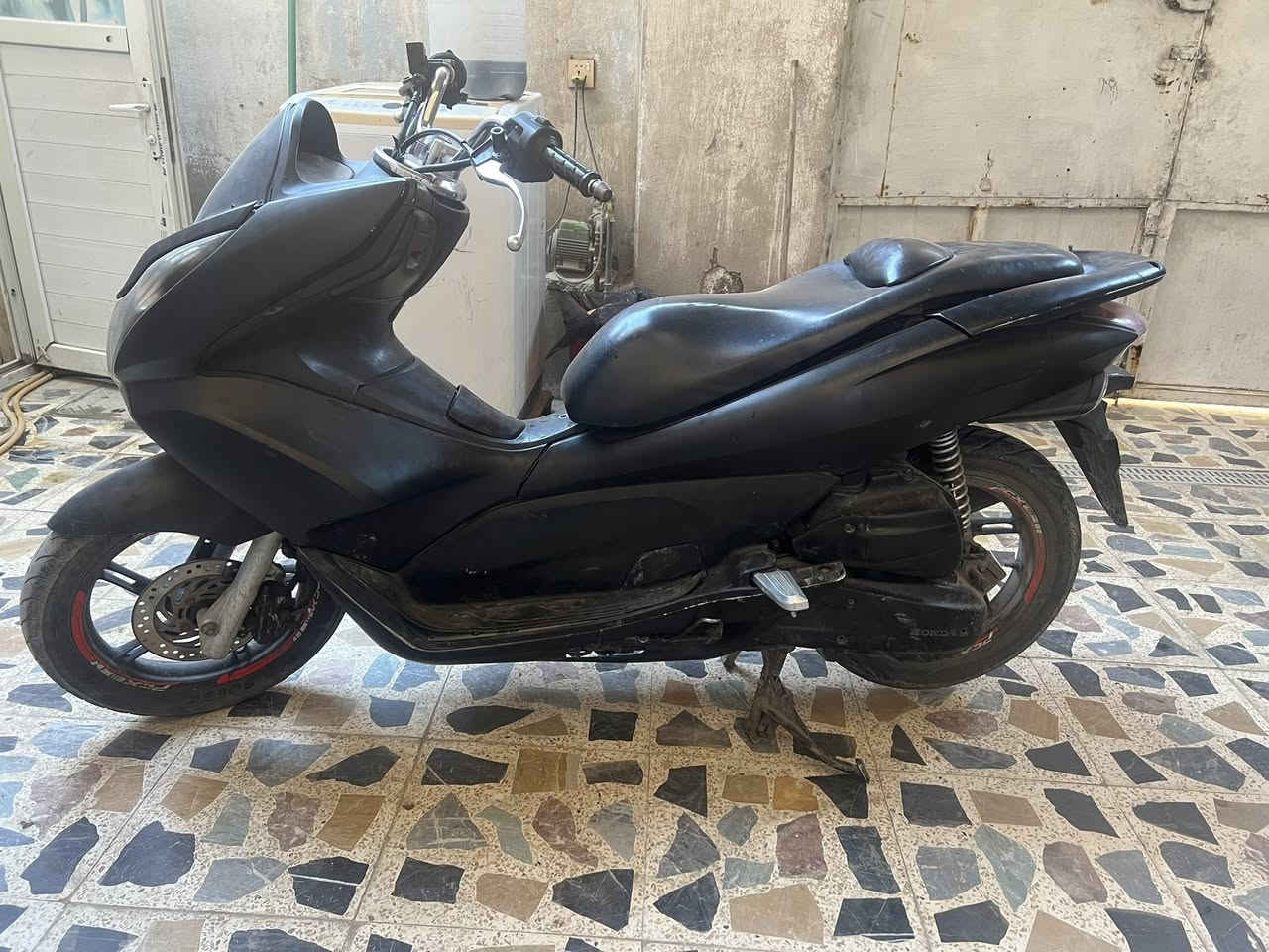 سلام عليكم بسي اكس مكفوله مامفتوحه ونعامه مكينه لا تبخير لاتنقيص لافشكه  بس دراجه متروكه وشغاله بس بيه خمده خفيفه مال نوزل كهربائياته شغاله سعر ٧٠٠مدينه الصدر ***********
