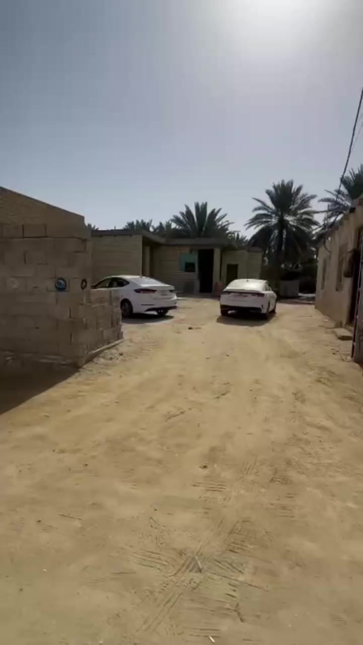 سلام عليكم قطعة أرض مساحة ١٦٠٠ متر مع هيكل وبيت ٥٠ متر وبيت ١٤٠ متر العنوان كربلاء منطقة الحر الصغير شارع البزل تبعد عن الامام الحسين ٥ كيلو تقريبا خدمات كامله ماء مجاري كهرباء تفاصيل أكثر اتصل عل ارقام التاليه او مراجعة مكتب علي السلطان مقابل مدارس الكنوز البوبيات عمود عنوان المكتب ٨٣ 
*********** السعر وباقي التفاصيل تصل
