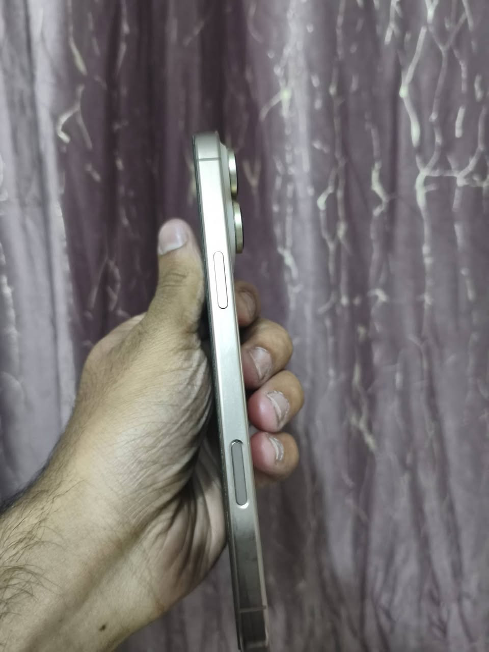السلام عليكم .. 
ايفون 16 برو ماكس 
ذاكره 256
بطاريه 92 
بيها فطر صغير بدائره مال كامره مأشر عليها وكلش بعيده عن تصوير ما مأثره ع جهاز ابيع بدون ملحقاته فقط جهاز شراي راسلني خاص او واتساب فقط ***********
