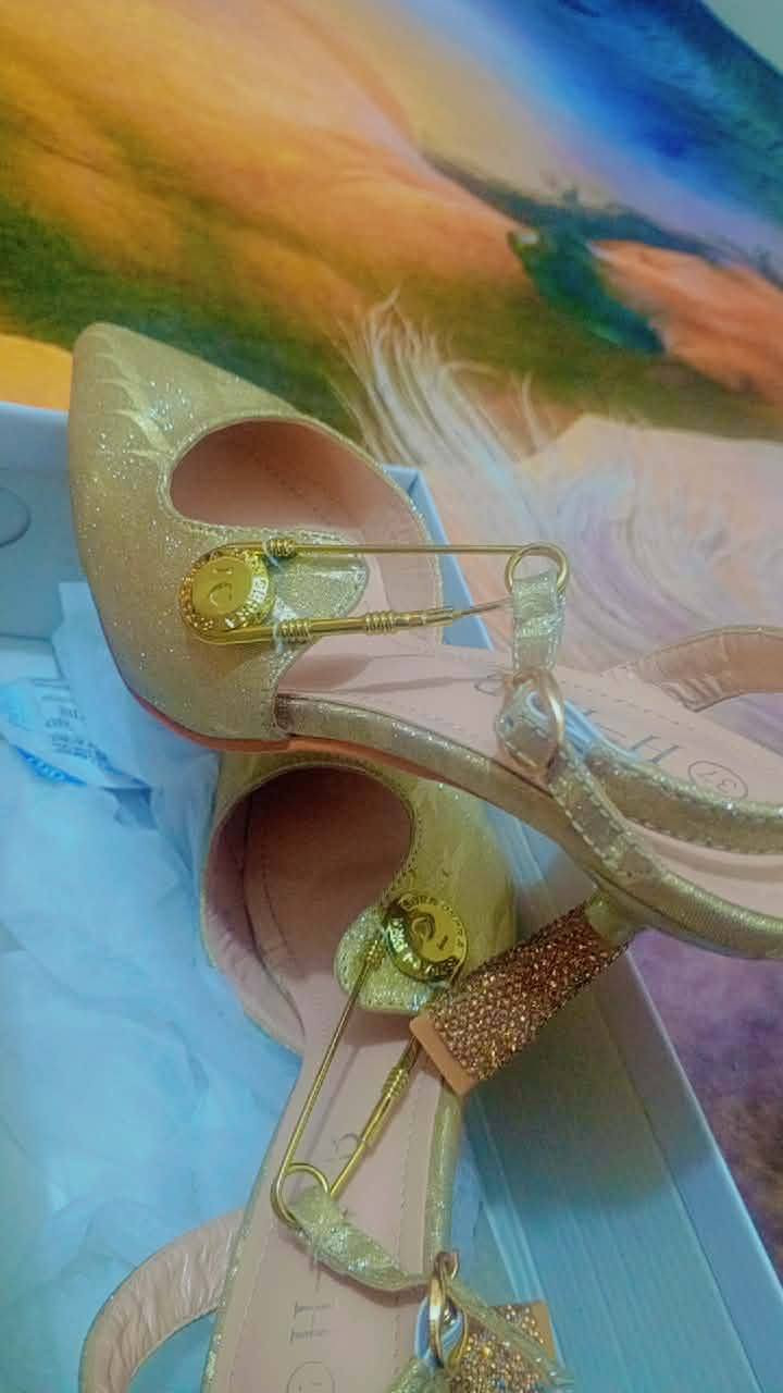 مرحبا بنات وصيت هذا من الفيس وطلع صغير مايقبلون يرجعو اخذته ب٣٠ اريده ب٢٠ قياس ٣٧ 
مكاني محاويل واكدر اوصله للحله يم خالتي الي تريده


**إذا كنت صاحب هذا الإعلان وتريد حذفه لأي سبب، رجاءا أرسل رسالة إلى الدعم الفني**