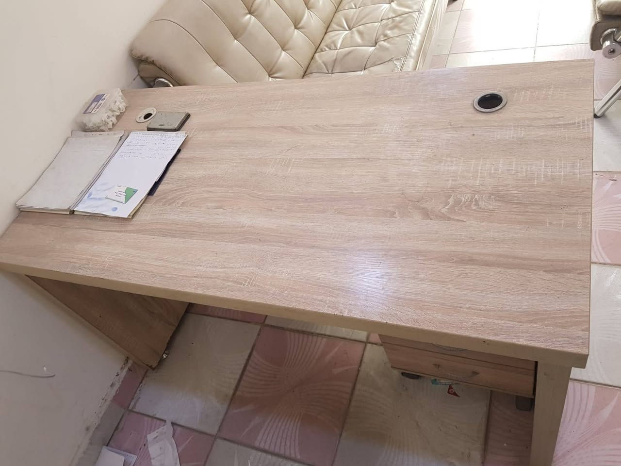 سلام عليكم بيع اثاث مكتب تخم ماخذينه ب 800 والمكتبه 300 بس القنفه بيه ضرر بل جلد كولهن 350 ابيعهن مكاني كرخ ***********  اتصال اب صاحبهم
