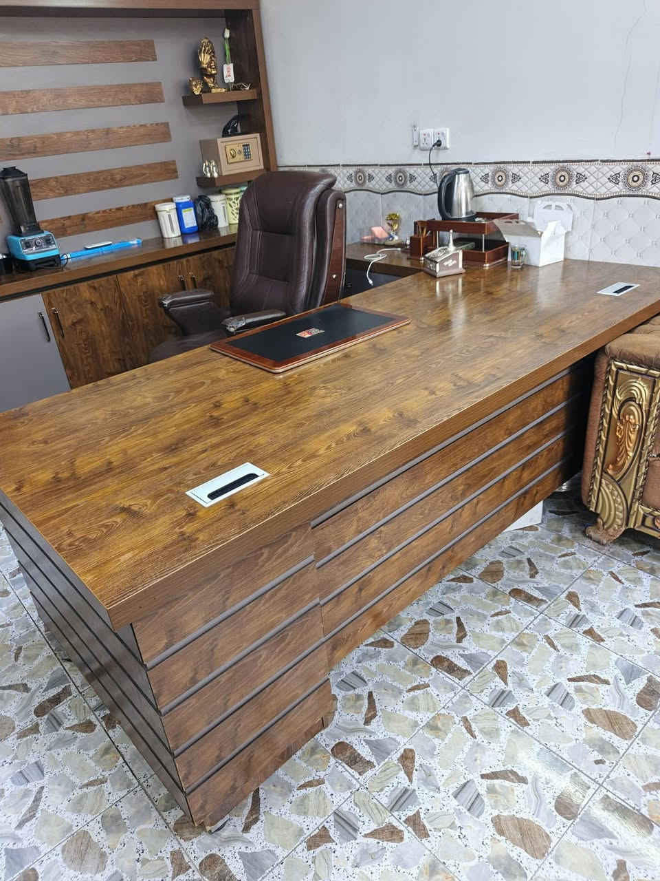 ميز مكتب للبيع بعده جديد مستخدم شهر اقل للبيع مع الكرسي /العنوان بغداد تقاطع درؤيش /مدخل التراث اتصال ***********
