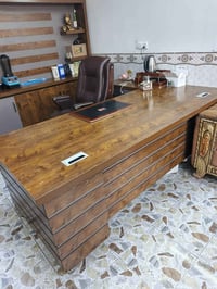 ميز مكتب للبيع بعده جديد مستخدم شهر اقل للبيع مع الكرسي /العنوان بغداد...