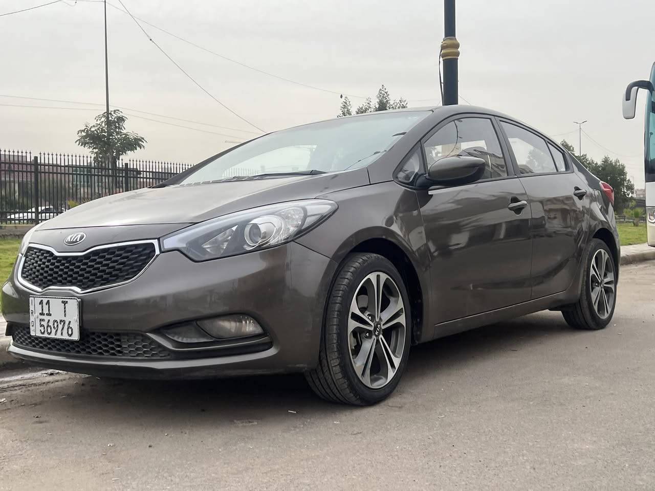 سيراتو ٢٠١٥ مكفوله بيه ملاحضات بسيطه موضحه بالفديو  مكينه وكير كفاله من كلشي السياره بلاديه بدون صبغ بيه بارد بالباب خلف السائق تخم تاير جديد صدر امامي وخلفي جديد كهربائات وتدفئه وتبريد كله شغال امانت الله ورسوله السياره جاهزه من كلشي مكاني حي العدل السعر ١١٥ وبيه مجال للاستفسار ***********
