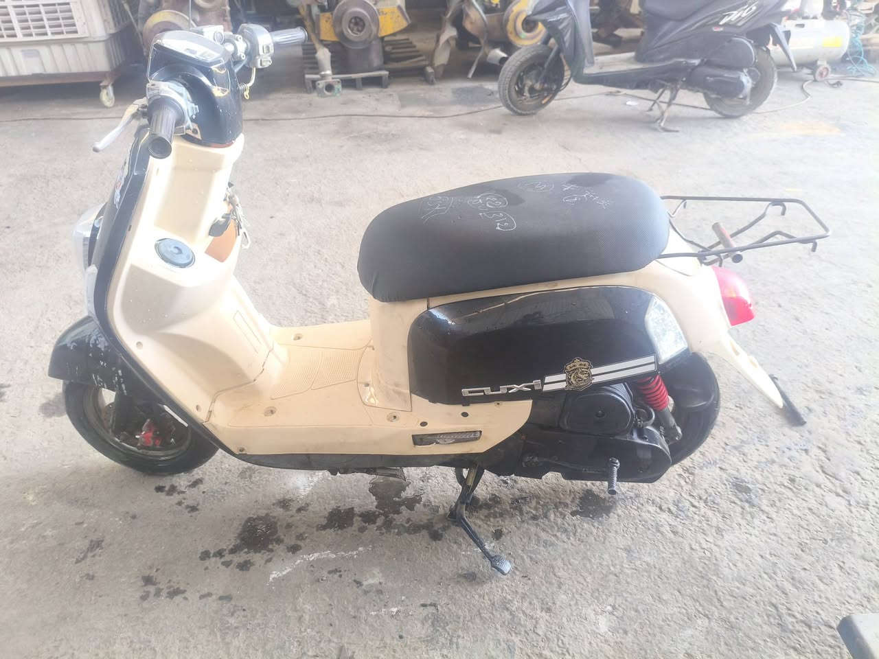 دراجه بوليسي للبيع مكينه حلوه كهربائيه شغاله دراجه تخبل دراجه ما متعوبه سعر 475 وبيها مجال لطيبين مكاني كربلاء شارع ابو طالب رقمي ***********
