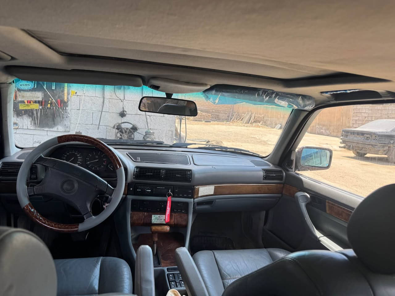 موديل 92بيلاد 730 مه كينه ي 8 سلندره
گيرو مكينه ي به شه رت تبريت له جي خوي ئيش اكات 
كوشن جلده په رده يه  سلايته سياره كه بي نوقوستانيه 
به شه رت ته حويل  سياره كه بو جواني بوياغ عام كراوه   تاخم پيش و دواوه تازه داگيراوه ويلو تايه تازه يه  سه نه وي تا 2030تازه يه 
موديل ١٩٩٢ محرك ٧٣٠ بيلاد ٨ سلندر تبريد بارد كشن جلد  سلايت سياره فول فول شرط تحويل و غرامات تخم صدر كدام و ورا جديد سنويه ٢٠٣٠ جديد مكان كركوك *********** بيها واتس آب 
*********** كركوك, العراق
