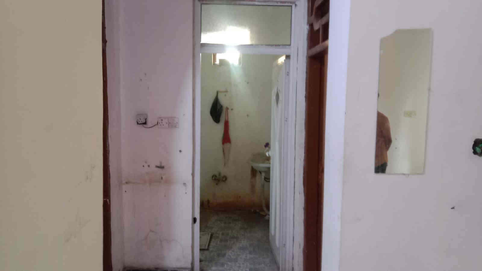 شقتين مستقلات طابق ثاني مساحة كل شقة100موحدةمقابل الثانية تحتوي على استقبال وغرفة نوم وهول ومطبخ وصحيات ماءوكهرباء من ضمن الايجار الايجار 150الف منطقة زين القوس قرب شارع ابو الفضل منطقة تبليط مقرنص مجاري الاتصال ***********
