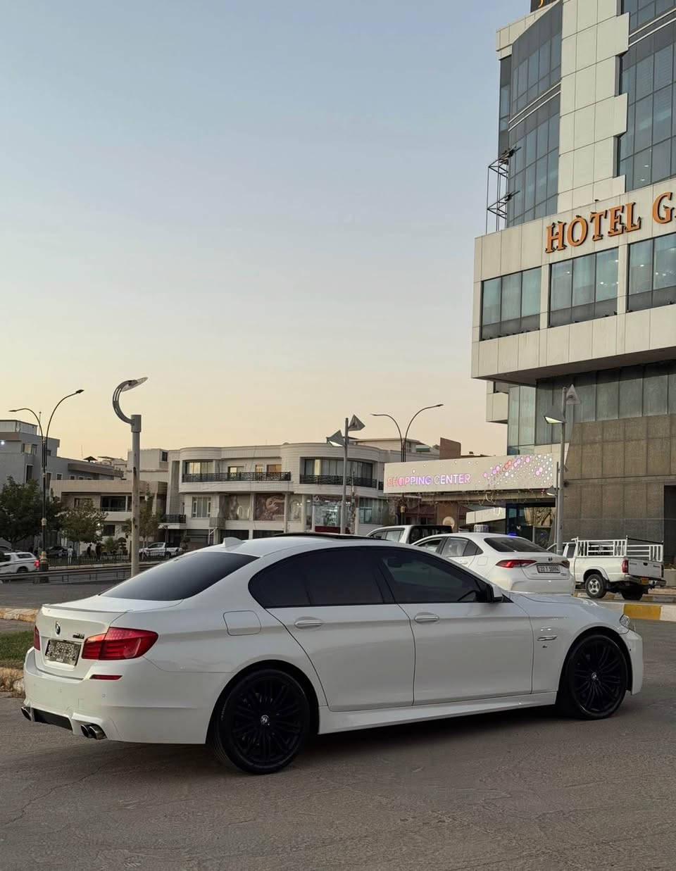 Bmw f10 m-paket
رەقەم ئەورووپی مەنەفئست ئەسلی 
‎مۆدیل ٢٠١١ مەکینە ٥٣٠ شەش پستنی نۆزل کورت مەکینە مرغوب فول فول مواسەفاتە AuTo H ناو قەیسییە سەلاید گەورەیە پینج کامیرەیە پینج پەردەیە گوشین سپۆرتە گوشین خەزن و کارەباییە سوکان خەزن و کارەباییە وە زۆر مواسەفاتی تر سیارەکە نمونەیە لە جوانی لەسەر دەقی شەریکە ماوەتەوە هەموو گیانی بەشەرتە دەحامی بۆ دەحامی بەشەرتە 
*********** شقلاوة, أربيل
