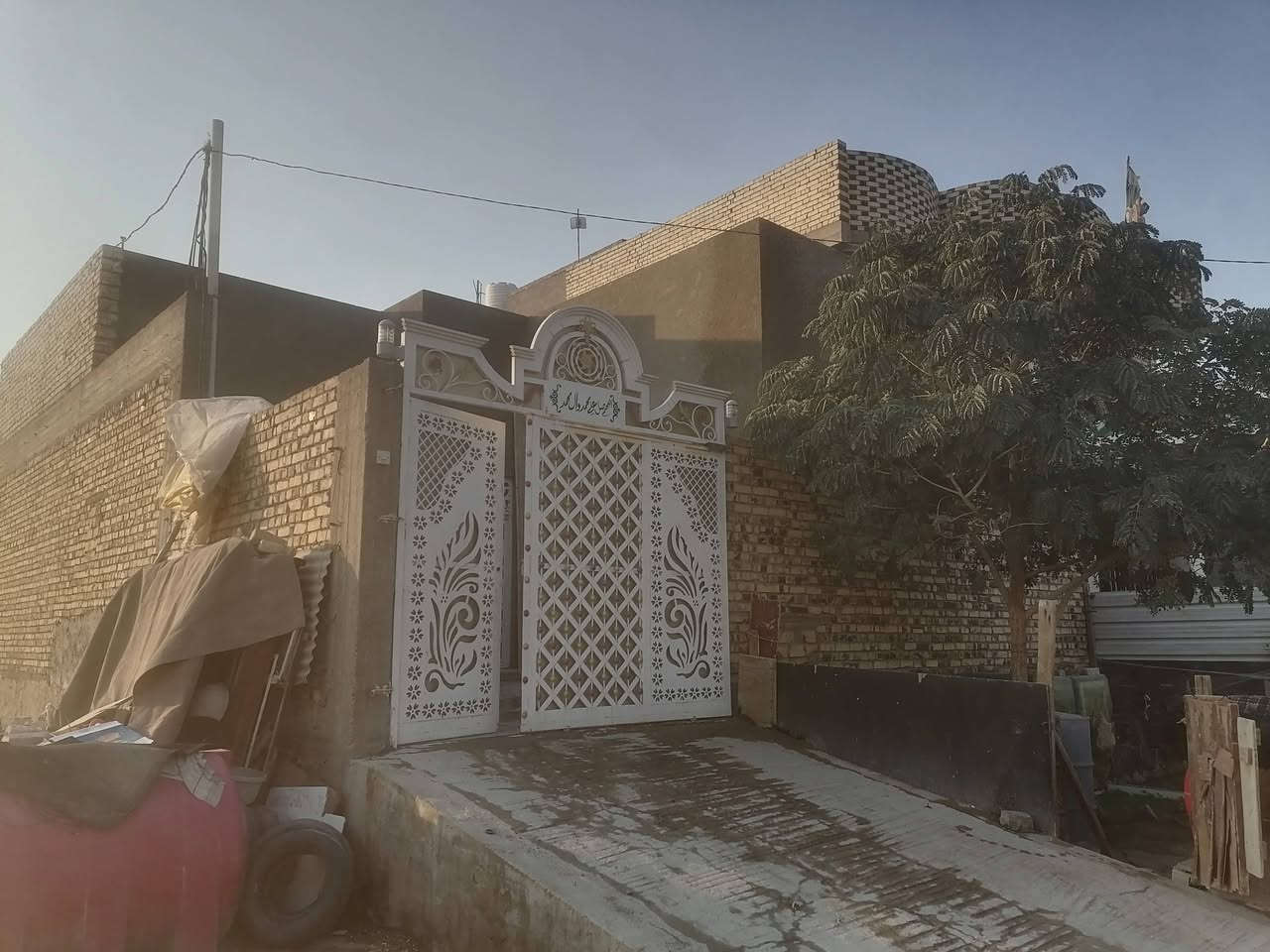 بيت للبيع ٢٠٠ متر نجف بحي النداء على شارعين ٢٠ متر وساحه موقع البيت تجاري حرف T منطقة ٥٣يحتوي على غرفتين نوم وصاله ومطبخ وصحيات داخلية وخارجية وهول واستقبال بناء درجة أوله مال جناي السعر ١٥٥ وبيه مجال للاستفسار الاتصال على ***********
