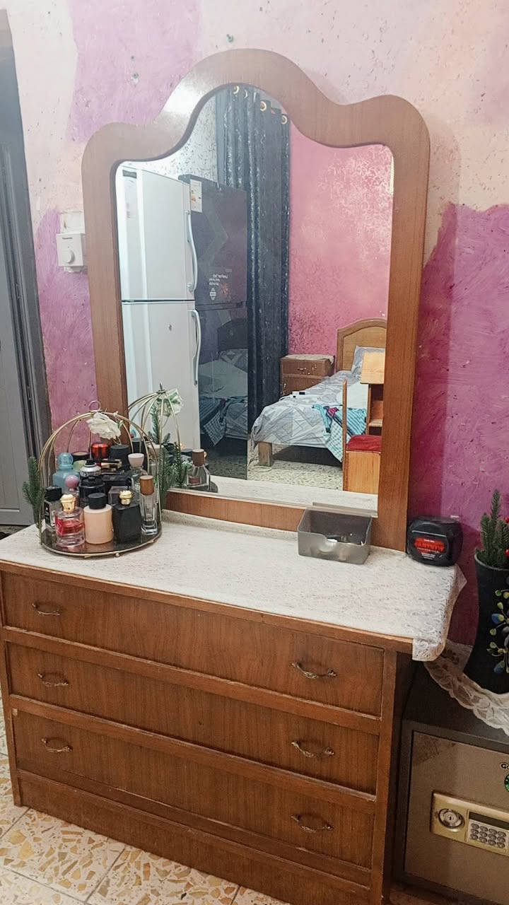 غرفة نوم عراقية نجارة تزكام نظيفة متكونة من 6 قطع بـ325 بيها مجال داخلها نظيف للتواصل +964 772 319 9697
المكان بغداد الامين الثانية

