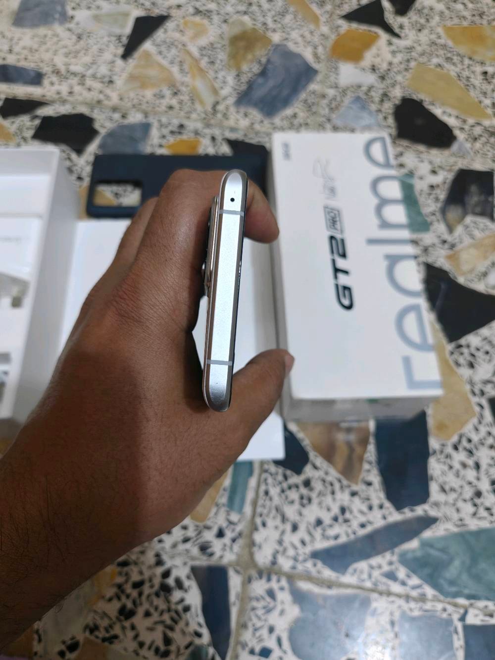 ريلمي gt 2 pro  نسخة عالمي اذكرة 256 رام 12 نظافة 99% للبيع سعر 375 مجال بسيط عنواني بغداد اي استفسار عالرقم ***********