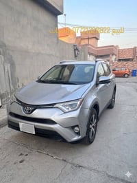 للبيع Toyota RAV4 موديل 2017 * محرك 2.5 * جير أوتوماتيك * اللون: (سلفر...