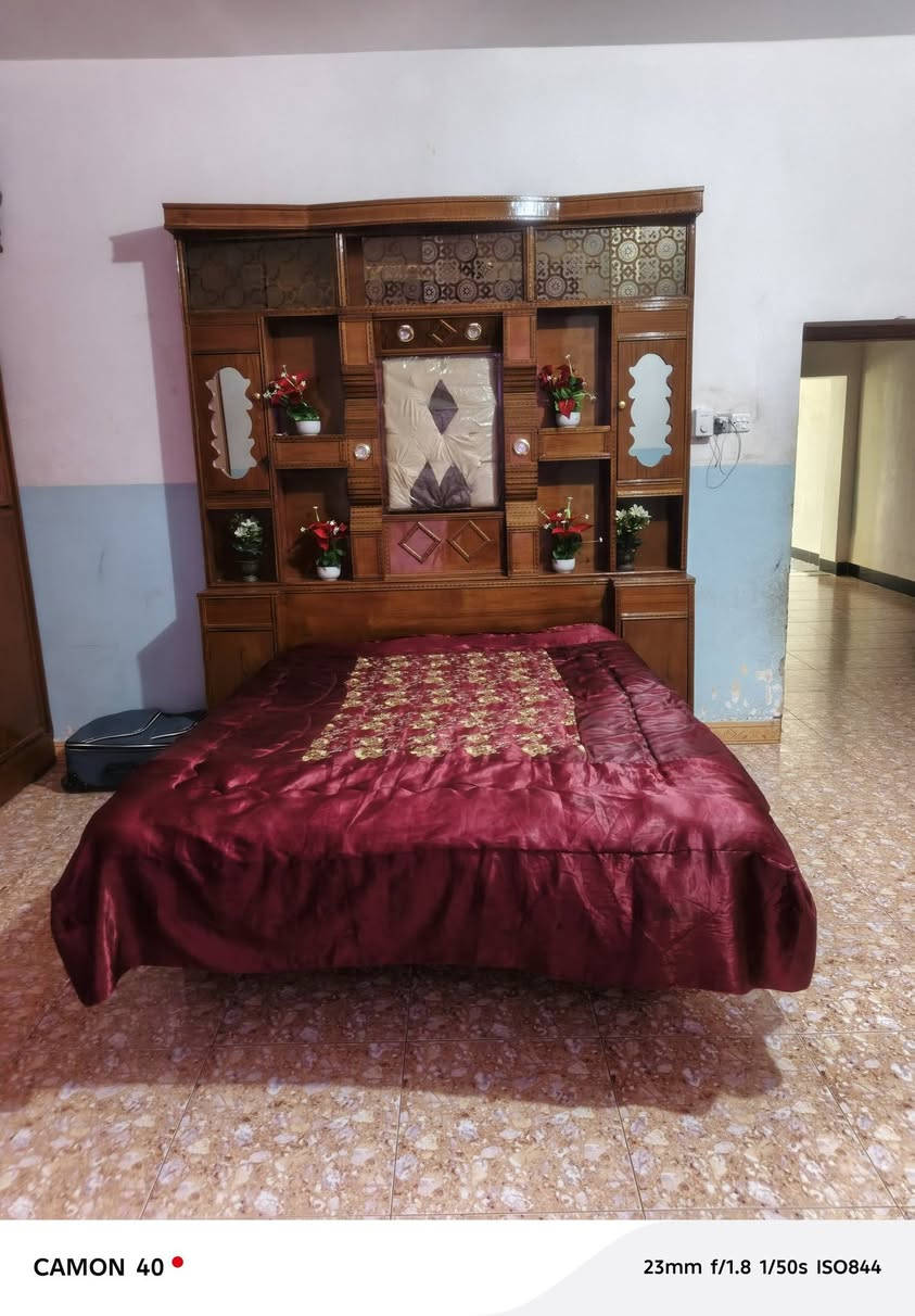 سلام عليكم هاي الغرفه ل بيع سعر 900 ومتين وبيه مجال المكان رماي سجاريه ***********
