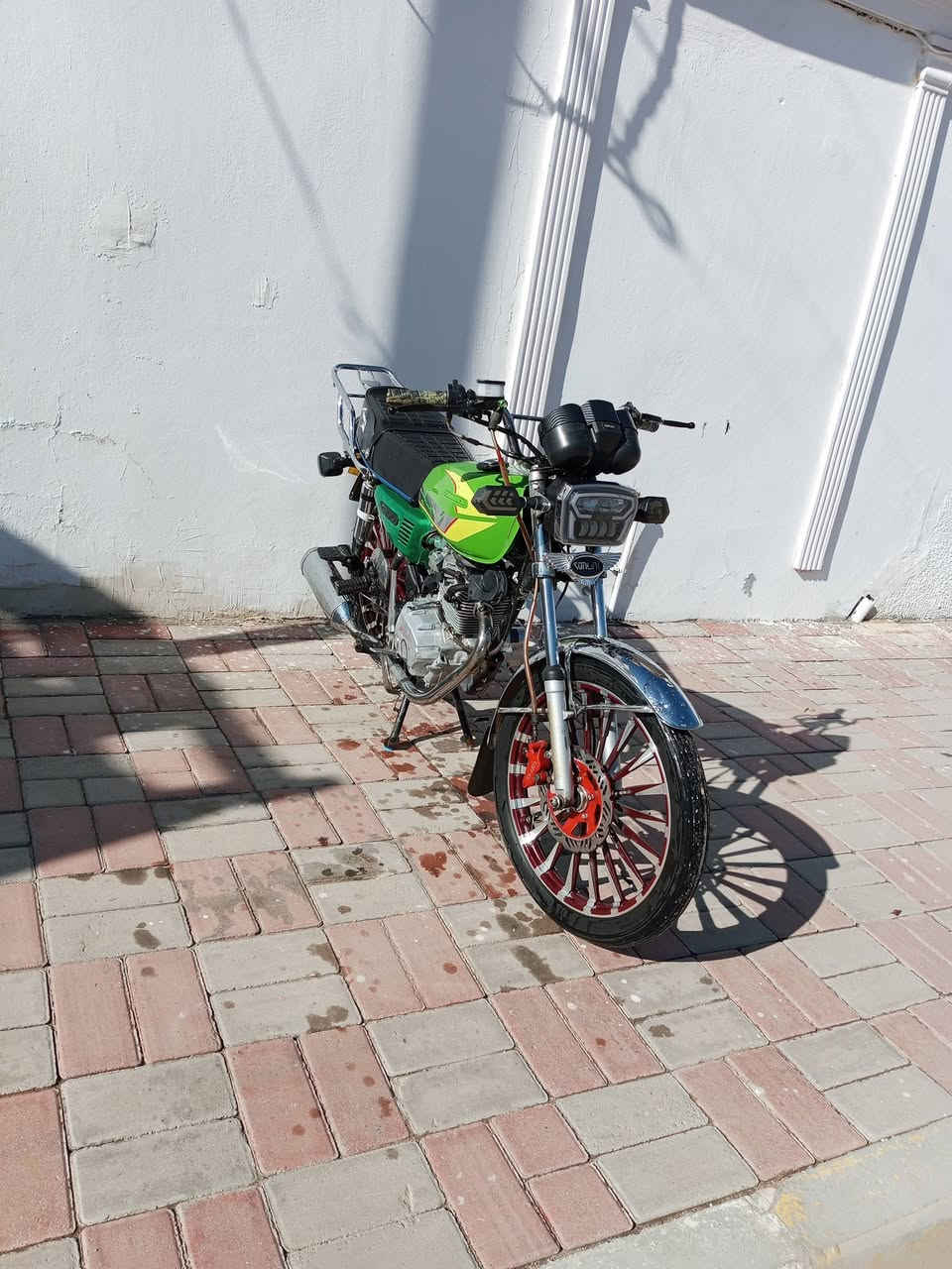 السلام عليكم دراجه لبيع ايراني موديل 25 نضيف تايرات جدد لايت اشاره رماش عالي ناصي الموطور مثل ما بل صوره وبعد احلى من الصوره بهواي اوراق مابي اكفله من كلشي صالنصه رياضيه أقل رصه تطلع نار محرك صبانه ما ممدوده علي تعال وجيب وياك سماعه علمود تسمع صوت المكينه 
المكان الرمادي الحوز قرب جسر الحوز 
ه‍ه‍.***********
