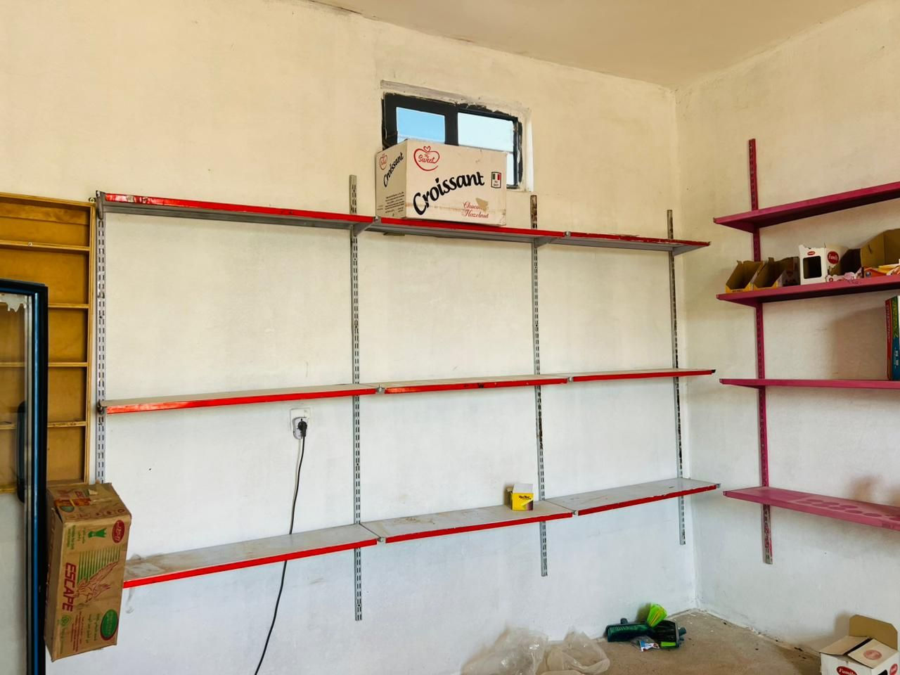 السلام عليكم 
غراض محل للبيع 
عارضة شغالة سعرها 250 
الميوز البرتقاليات سعرهن 150 
ارفوف كامل البيض والحمر سعرهن 125 
ميز مكتبي سعرو 100 
مكاني تل واعي 
***********
