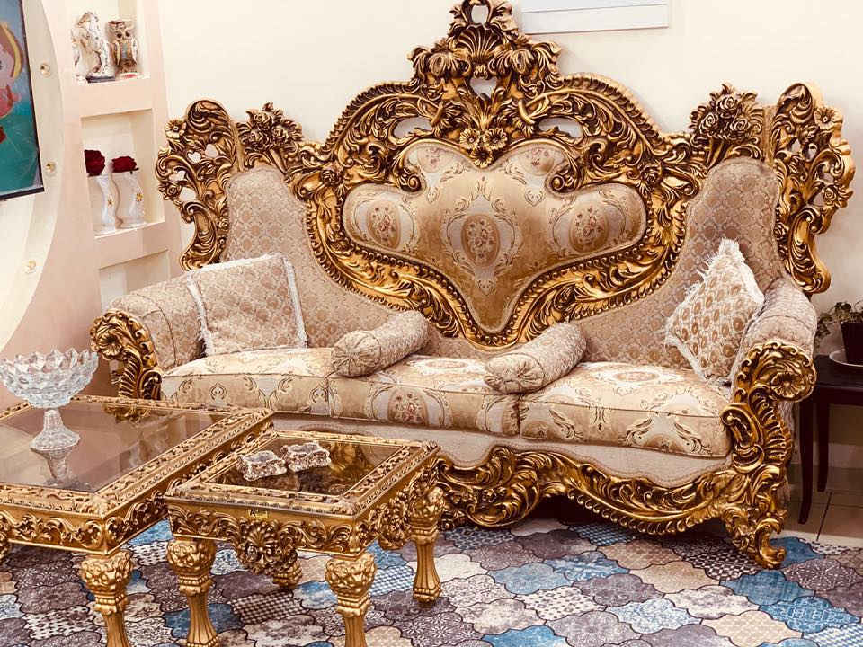 تخم قنفات ملكي 10 مقاعد  2  مقاعد ثلاثي و4 كراسي مع 3 طاولات وحده كبيره 1 متر مربع  و2 صغير  60 سانتيم مربع نظيف جداً بدون اي ضرر   المكان مجمع بسماية السكني 
للاستفسار الاتصال على الرقم *********** موجود واتس اب وفيس بوك السعر على الخاص ولحد يكسر بحلال العالم
