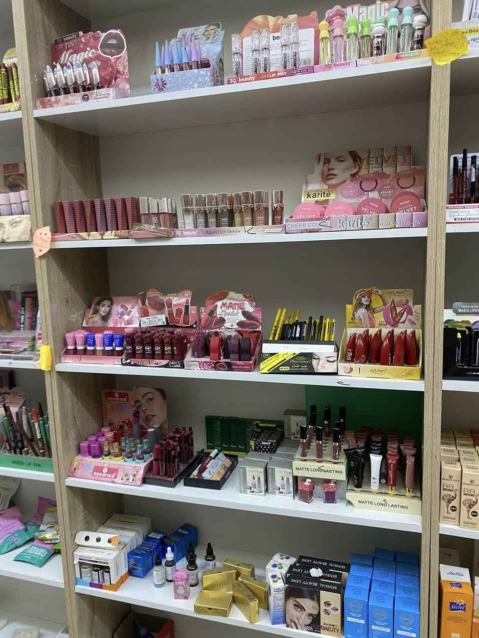 سلام عليكم اغراض كوزمتك للبيع مع فاترينات للستفسار***********
