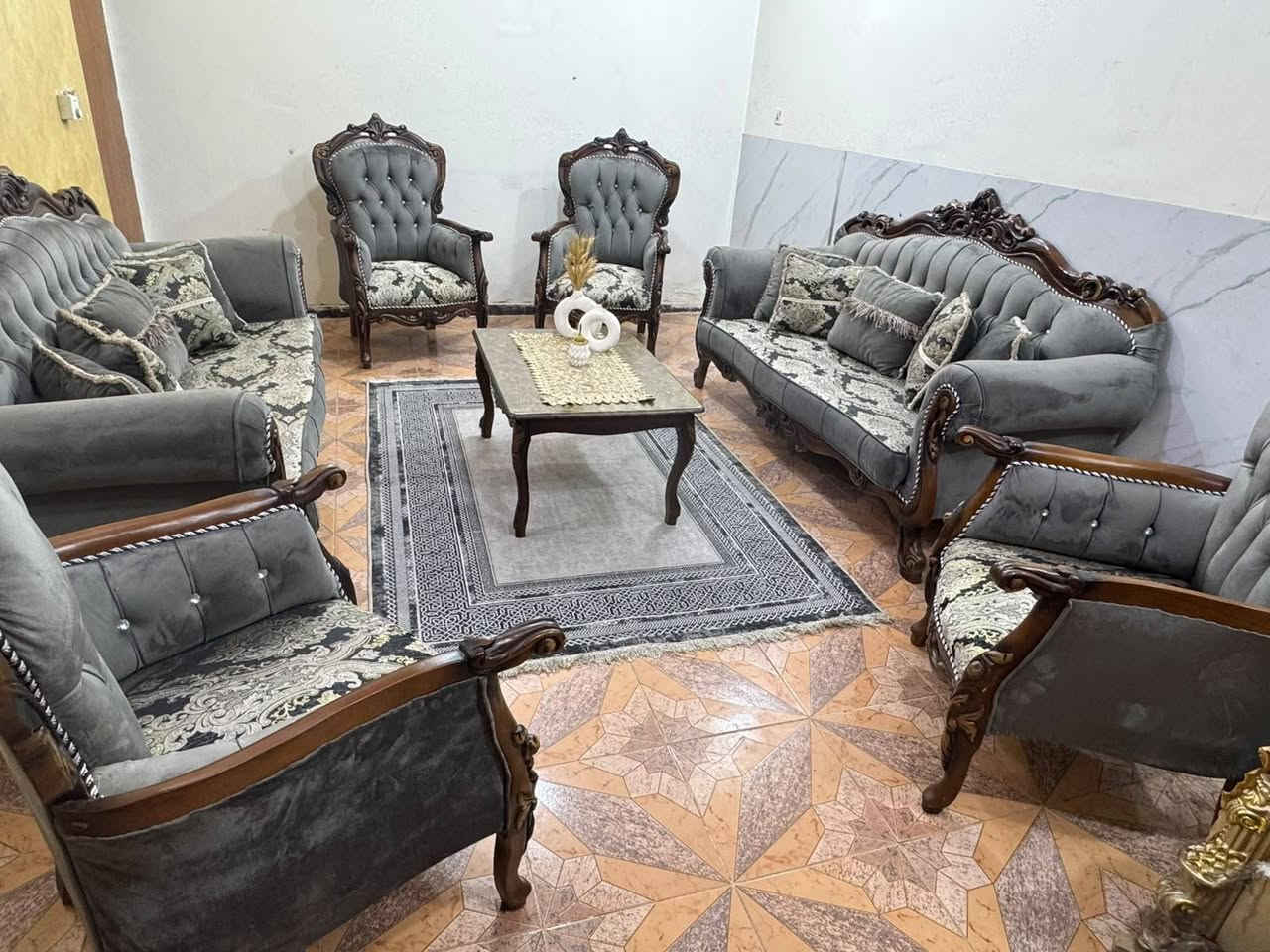 تخم زان تركي ١٠ مقعد مع ميز وسطي اخو الجديد ولا غلطه فول نضافه***********
