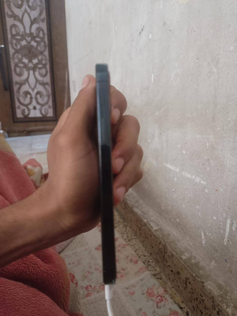 ايفون ١٢ برو ذاكره ١٢٨ مستبدل بطاريه اصليه ١٠٠
وشاشه اصليه ٣ خيارات وكلش واضحه فيس ايدي متوقف . والكامره الخلفيه تضغط x٢ وتشتغل طبيعي بس x١ماعرف ليش متشتغل..   الاماميه شغاله كلشي مابيها
سعر 275 وبي مجال  أو مراوس  مكاني 
بغداد
***********. واتساب او اتصال
