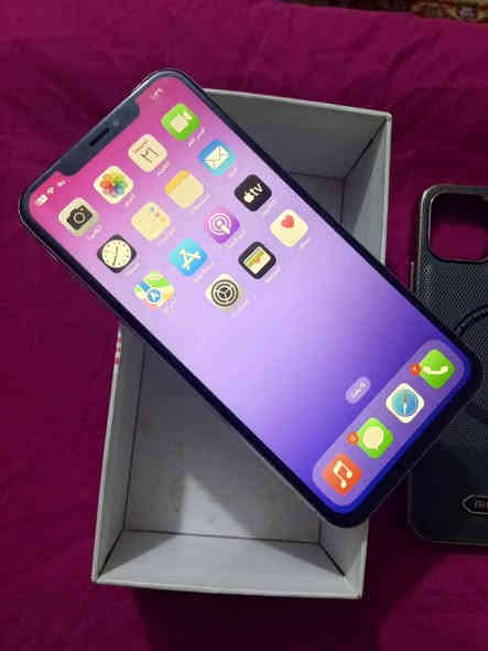 سلام عليكم إكس إس ماكس للبيع ذاكره 64 ستخدام شخصي جهاز نضيف جداً مبدله بطاريه أحسن نوعيه نسبه 100 شحنه كلش حلو فيس أيدي متوقف فقط لباقي كله مكفول وشغال صوت ستريو سعره 125 مجاله بسيط جدا مستعجل عليه 
مكان بغداد الشعله رقمي *********** بغداد
