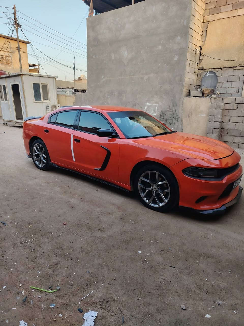 سلام عليكم 
جارجر 2018 اصل  برتقالي أمريكي 
سياره جاهزه من كلشي
والمواصفات معروفه كلهن ما عده الفتحه 
وصور الحادث موجودات بالمنشور
السعر 195
***********
