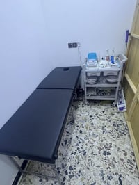 غراض عياده للبيع استعمال شهر واحد  -ميز مكتبي +4 كراسي  -سديه تتحمل وز...