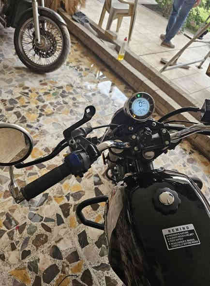 السلام عليكم 
دايوان لاتيه موديل 2023 
ماشيه 4000 بس !
ويل كب 
سيبايه موجوده
اشاير مبدلها بلد مثل بالصور
كله محسن بانزين 
دهن امزويل اديرلها
وياها خذوه agv اصليه مع سبيكر شغال
الدراجه نظيفه مثل بالصور
بيها سنويه واسط بأسم صاحب المعرض 
اللوحات مطبوعه فقط يراد واحد يمشي بالمعامله ويه صاحب المعرض وتتحول باسمه 
مكاني بغداد الاعظميه صليخ
الي يحب اسويله وكاله عادي 
اوراقها موجوده ايضا 
السعر 2.800.000 هي والخوذه وبيها مجال 
موجود ماسنجر واتس 
***********
