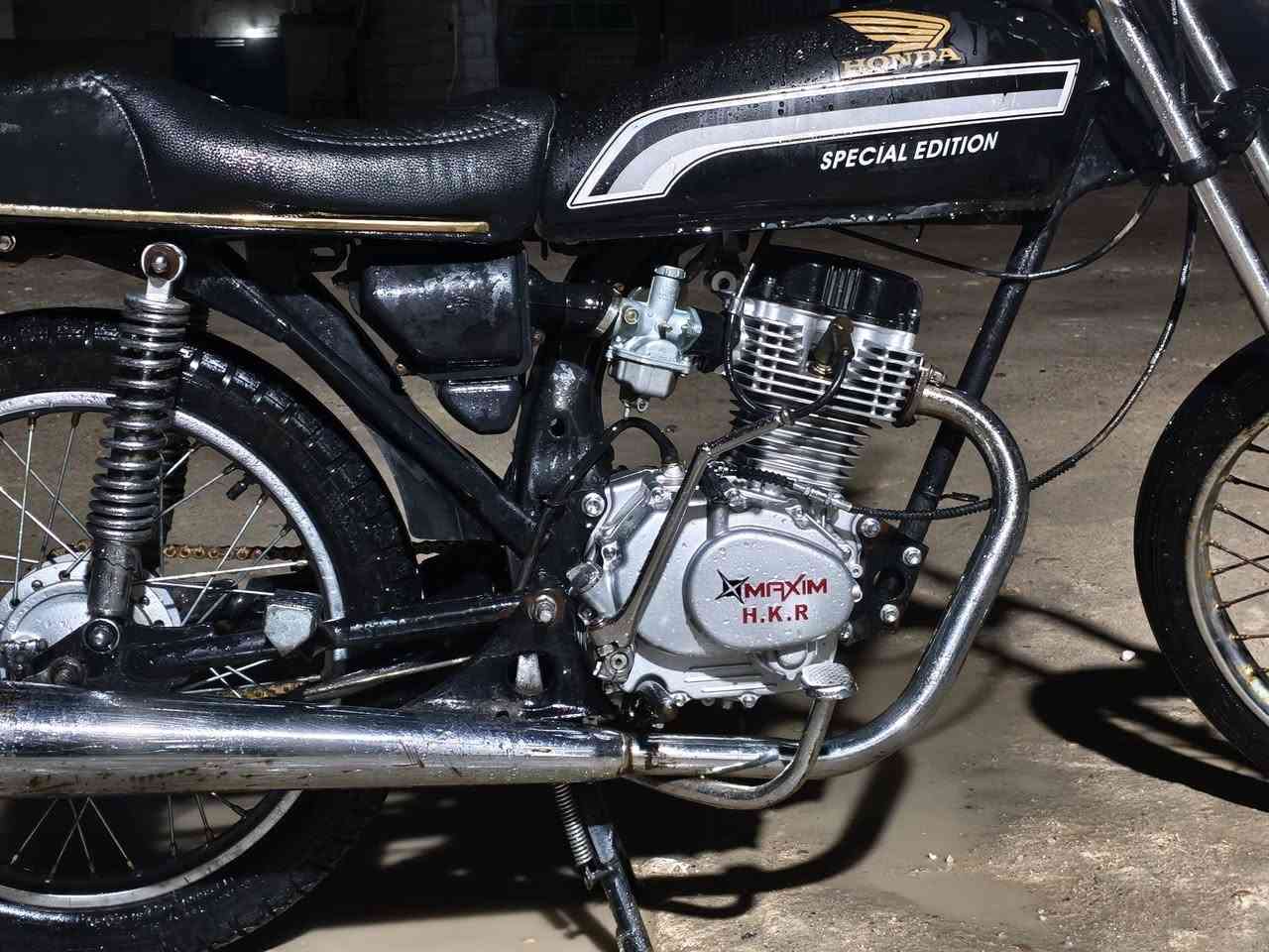 سلام عليكم دراجة للبيع في بصره زبير سعر 425او بيه مجال محرك جديد ما مفتوح الدراجة  كلك مكفوله من سرقه ول مو شراي لا يتعبني رقمي واتس اب او اتصال ***********
