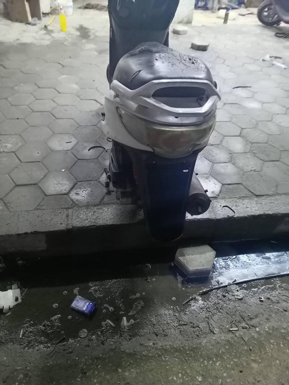 السلام عليكم شباب دراجه كامكو جي فور للبيع محرك مفتوح
الشراي يدخل خاص او يتصل سعرها 300وبيها مجال قليل ***********
