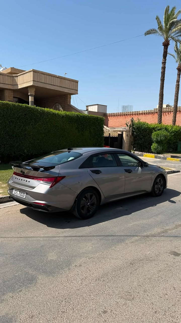 🚘 للبيع هيونداي إلنترا SEL 2023 وارد أمريكي
▪️ الموديل: Hyundai Elantra SEL 2023
▪️ المحرك: 2.0 لتر 4 سلندر ( 2000 دوش ) 
▪️ گير CVT أوتوماتيك
▪️ دفع أمامي
▪️ اقتصادية جداً بالوقود 

المواصفات:
✅ شاشة 8 إنج
Apple CarPlay و Android Auto ✅
✅ كاميرا خلفية
✅ تدفئة مقاعد 
✅ تشغيل بصمة (Push Start)
✅ دخول ذكي (Smart Key)
✅ مثبت سرعة
✅ تحذير النقطة العمياء
✅ تحذير الخروج عن المسار مع المحافظة على المسار
✅ تحذير حركة المرور الخلفية
✅ حساسات وأنظمة أمان متطورة
✅ مرايا كهربائية مع تسخين (Edmunds)
✅ ماشية 57 الف كيلو متر 
✅ دوشمة كشنات لون اسود جلد خياط راقي 
✅ اضائة led محيطية داخلية 
السيارة نظيفة جداً، استخدام شخصي، لا تحتاج أي مصروف، جاهزة للفحص بأي مكان . محافظ عليها حتى بانزين بس محسن افولها وهي محركها 2000 دوش يعني تشرب كلشي ، بس معتني بيها الى اقصى درجة . 

حادثها بسيط فقط چاملغ خلفي ايمن . موجود سونار كامل للسيارة ، نظام ايرباك كامل سليم ، شرط الفحص. 

السعر: ( 159 ورقة وبيها مجال بسيط جداً )�للاستفسار: ( *********** )
