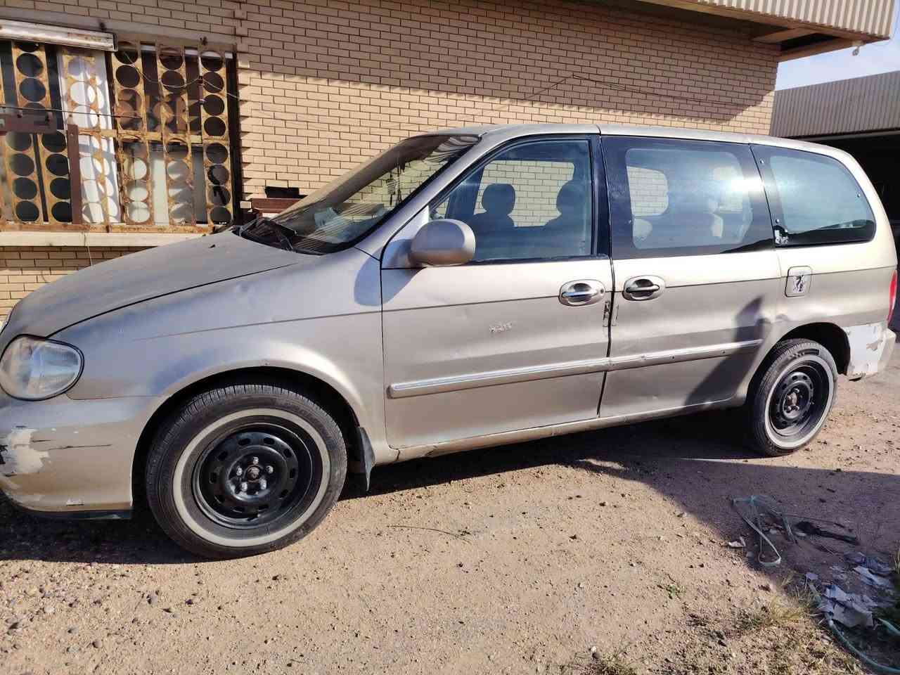 كيه كرنفال وارد خليجي 
موديل ٢٠٠٥
كير ومحرك كامري ابو الكف ٢٠٠٠
كهربائيات شغاله 
لون اصفر بيجي 
رقم بغداد سنوية ٢٠٢٦ شهر ٨ 
تحويل ثاني يوم ...
كلشي ما عليها لا غرامات 
سيارة بدون حادث بيها ملاحظات بسيطة طخات 
صبغ بلادي بدون صبغ السيارة 
ملاحظه : 
بيها خياسات بلدواسات الجوه البوب وتبريد نقص كمبريسر عطلان يرادله تبديل 

سيارة خير من الله جاي نطلع بيها محافظات تاخذها لسياره تدعيلي 
مكان السياره ( الفلوجة ) السعر ٦٤ وبيها مجال 
للاتصال ***********
