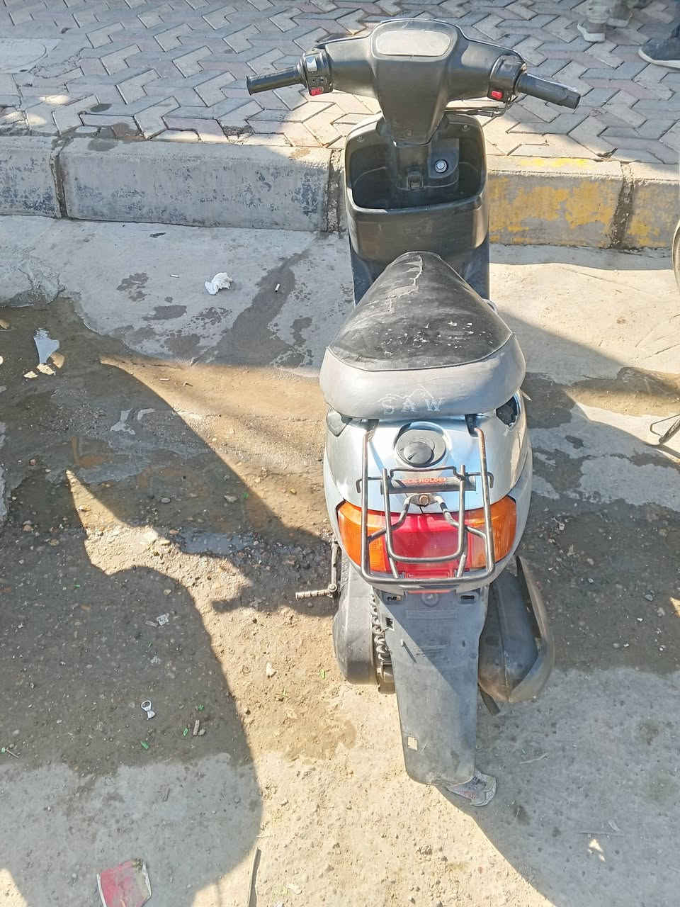 السلام عليكم دراجه بطه للبيع الدراجه مفتوحه مره وحده كهربائياتهه كلهه شغاله ماعده السلف ضعيف السعر 350 و بيهه مجال هاذه رقمي***********
