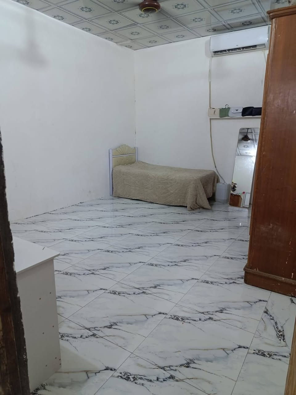 🏡 بيت للبيع في أبو الخصيب 🏡
 :: للاستفسار:***********
​📌 تفاصيل العقار الأساسية:
​📍 الموقع: البصرة - أبو الخصيب - طريق الصحراء.
​📐 المساحة الكلية: 150 متر مربع.
​📜 نوع السند: طابو زراعي عراقي (سند 25).
​🏗️ نوع السقف: سندويش بنل.
​🧱 التصميم الداخلي والخارجي:
​🛏️ غرف نوم (عدد 2)
​🛋️ صالة داخلية
​🚪 غرفة استقبال
​🍳 مطبخ
​🚗 طارمة خارجية
​💰 السعر:
​💵 السعر الإجمالي: 43 مليون دينار عراقي (وبي مجال قليل للشراي الصامل)
