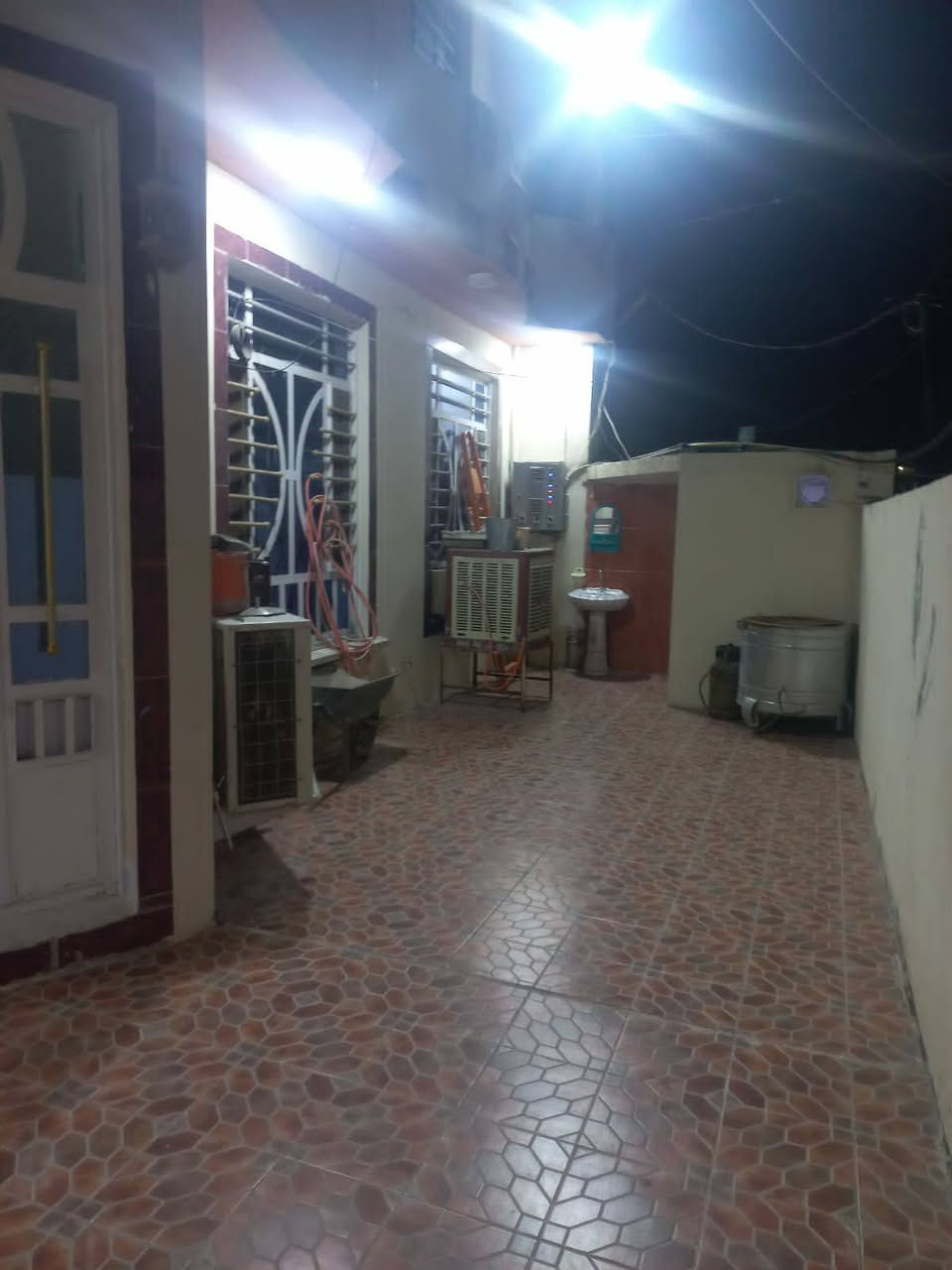 السلام عليكم
بيت للبيع بناء حديث

المساحة ٢٣٠ متر

يحتوي ثلاثة مناور

حمامين

سطحين كبار 

البيت نظيف جدا . طابقين ويحتوي على خمسة غرف  نوم كبار 4×5 واحدى الغرف 6.5×4 ومغلفه تغليف خشب حديث

موقع الدار ابي غريب مركز السوك  بظهر الشارع العام التجاري  وتحديدا خلف جمعية الوزيري مباشرتا
ببعد اقل ال٨٠٠ متر عن مجمع البدور

السعر ٢٦٠ مليون
للاستفسار
***********
